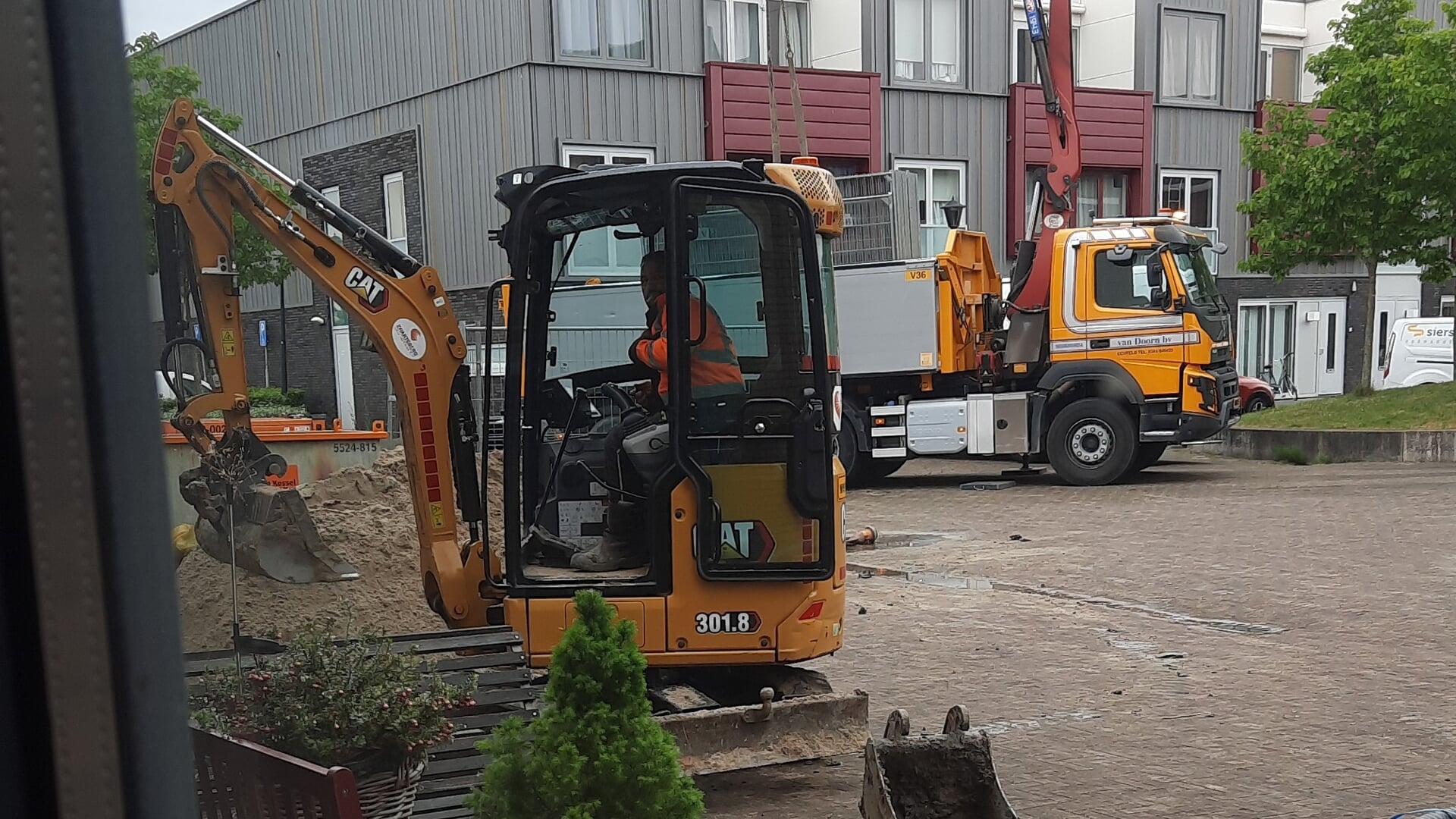 Heetwaterleiding onder woningen Eidereend gesprongen, pas dagen later wordt euvel hersteld