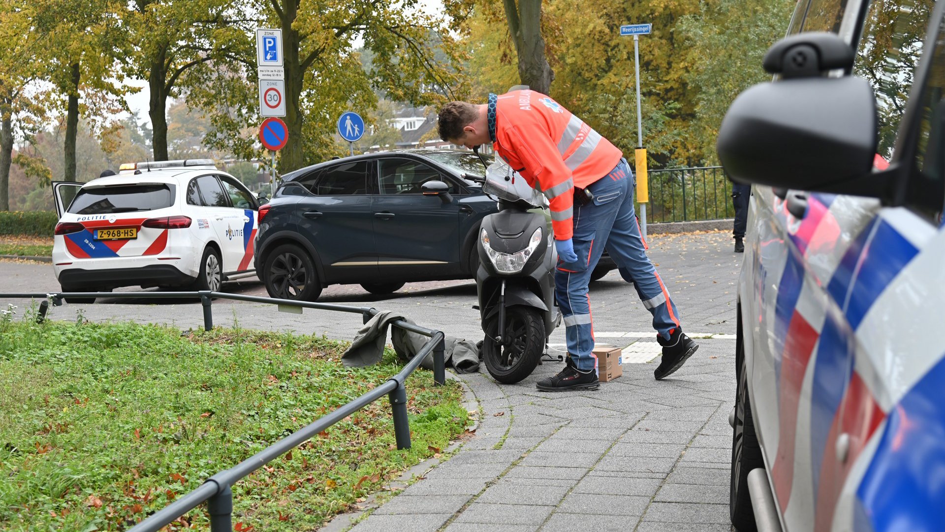 Aanrijding tussen auto en scooter op kruising Dr.Struyckenstraat