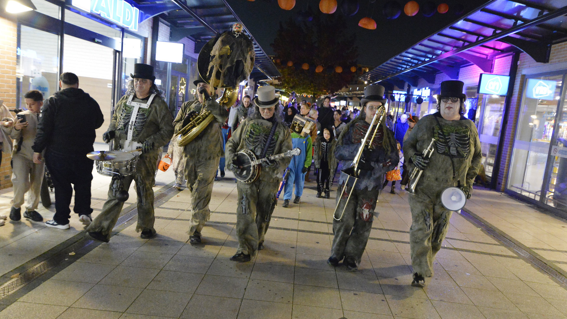 Zien: Zo werd Halloween gevierd in winkelcentrum Heksenwiel
