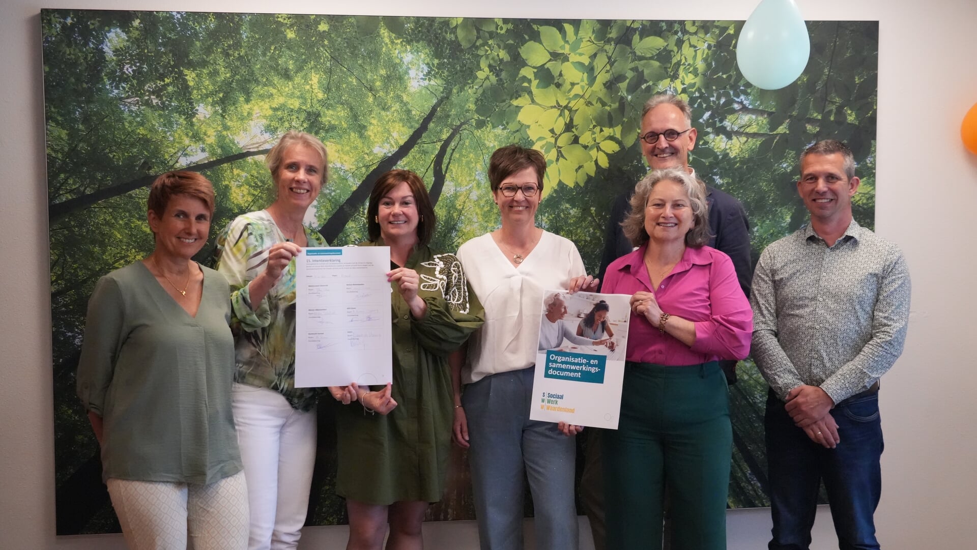 Sociaal werk organisaties zetten handtekening voor regionale samenwerking