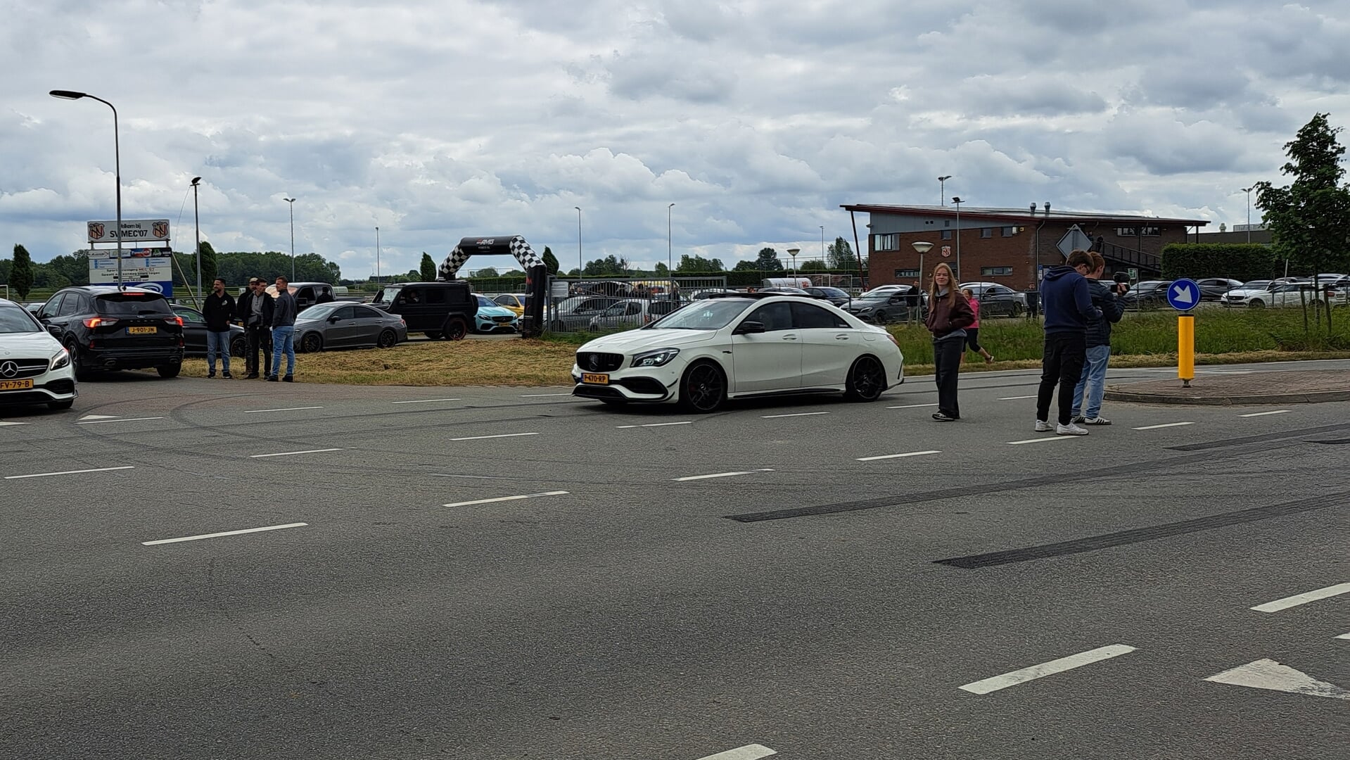Carmeeting Maurik mondt uit in straatrace