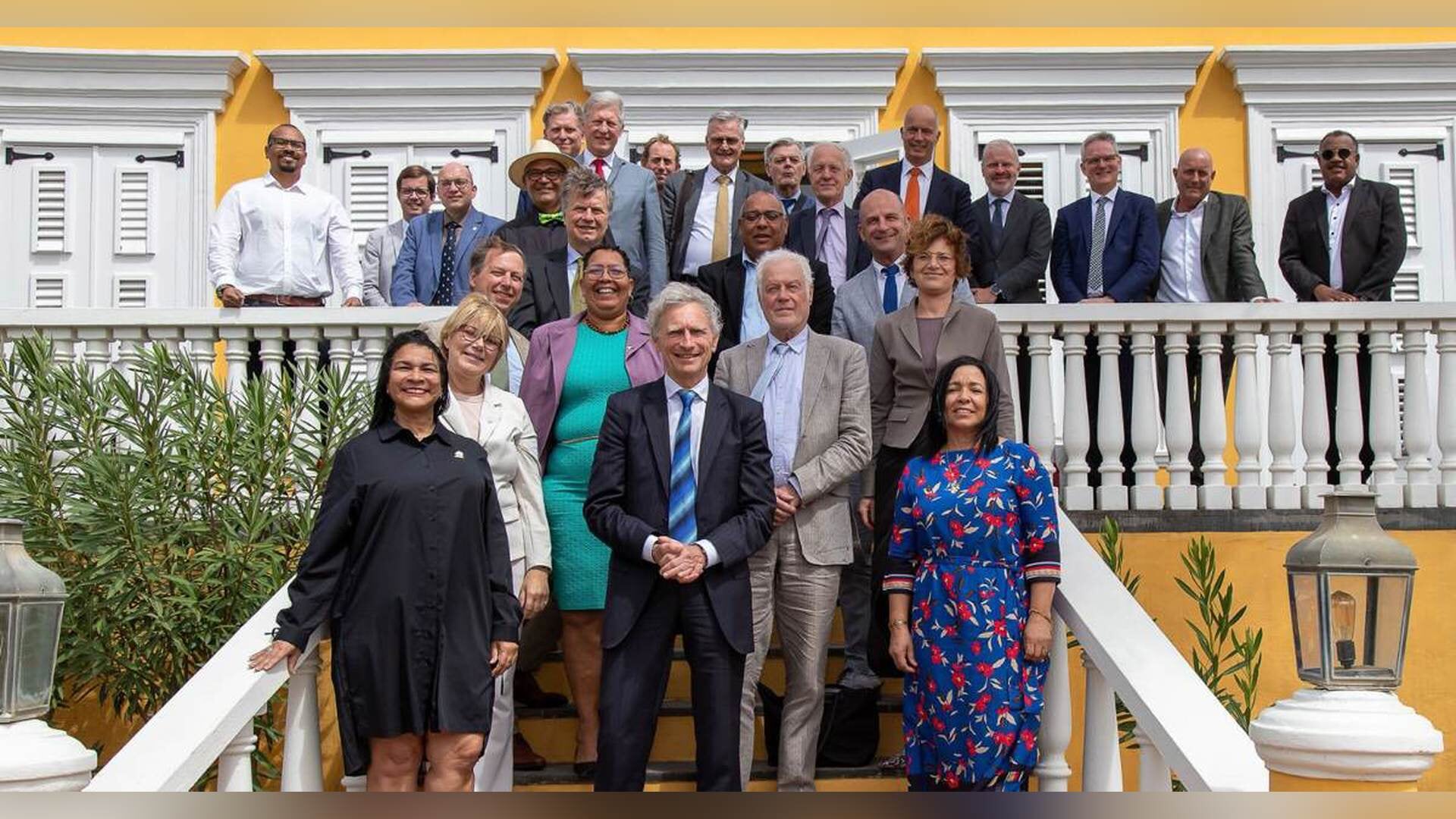 Delegation from the Dutch Senate visits the Island Council of Bonaire ...
