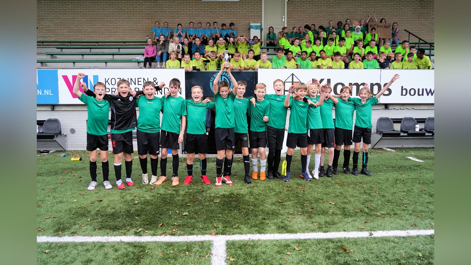 Fanatieke strijd tijdens schoolvoetbaltoernooi