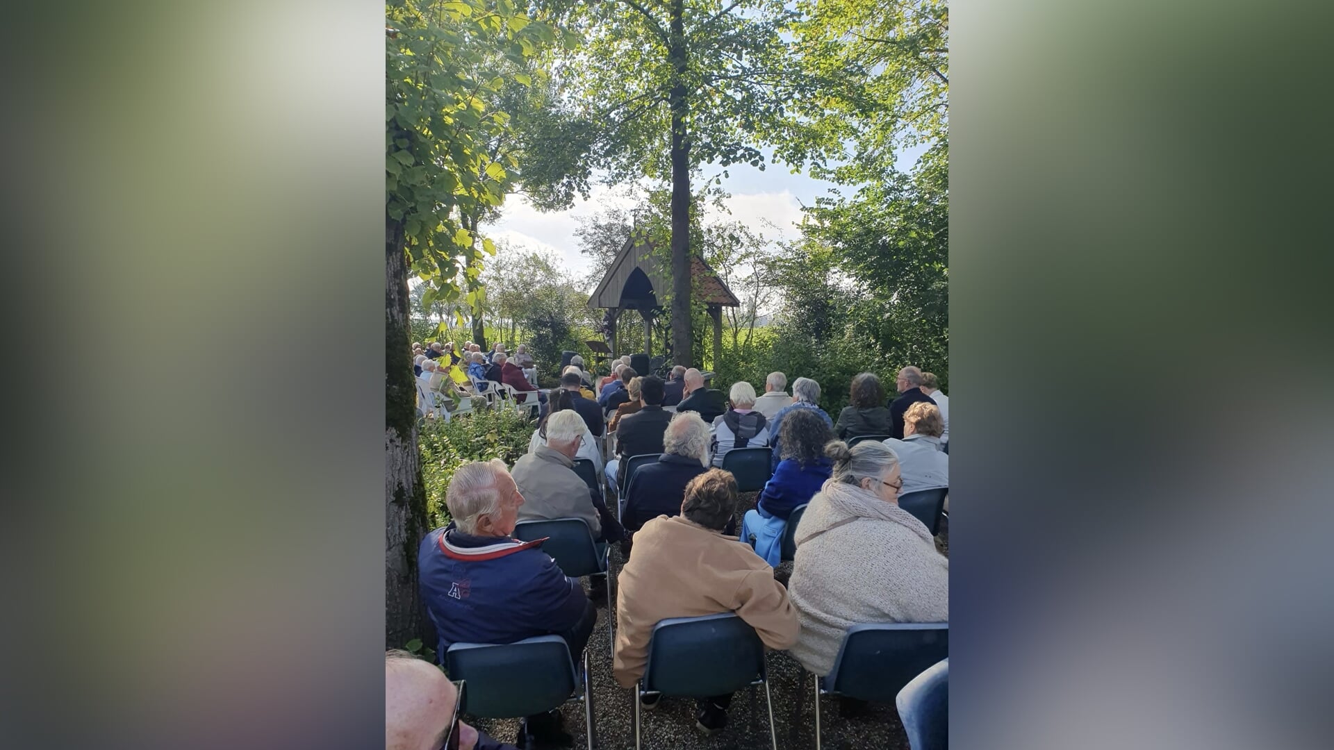 Traditionele viering bij Dankbaarheidskruis