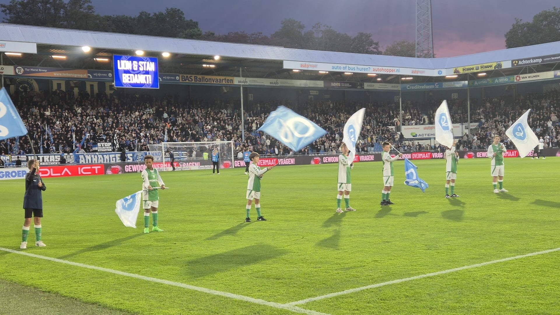 JO13 Warnsveldse Boys spelers schitteren in vlaggenparade bij De Graafschap