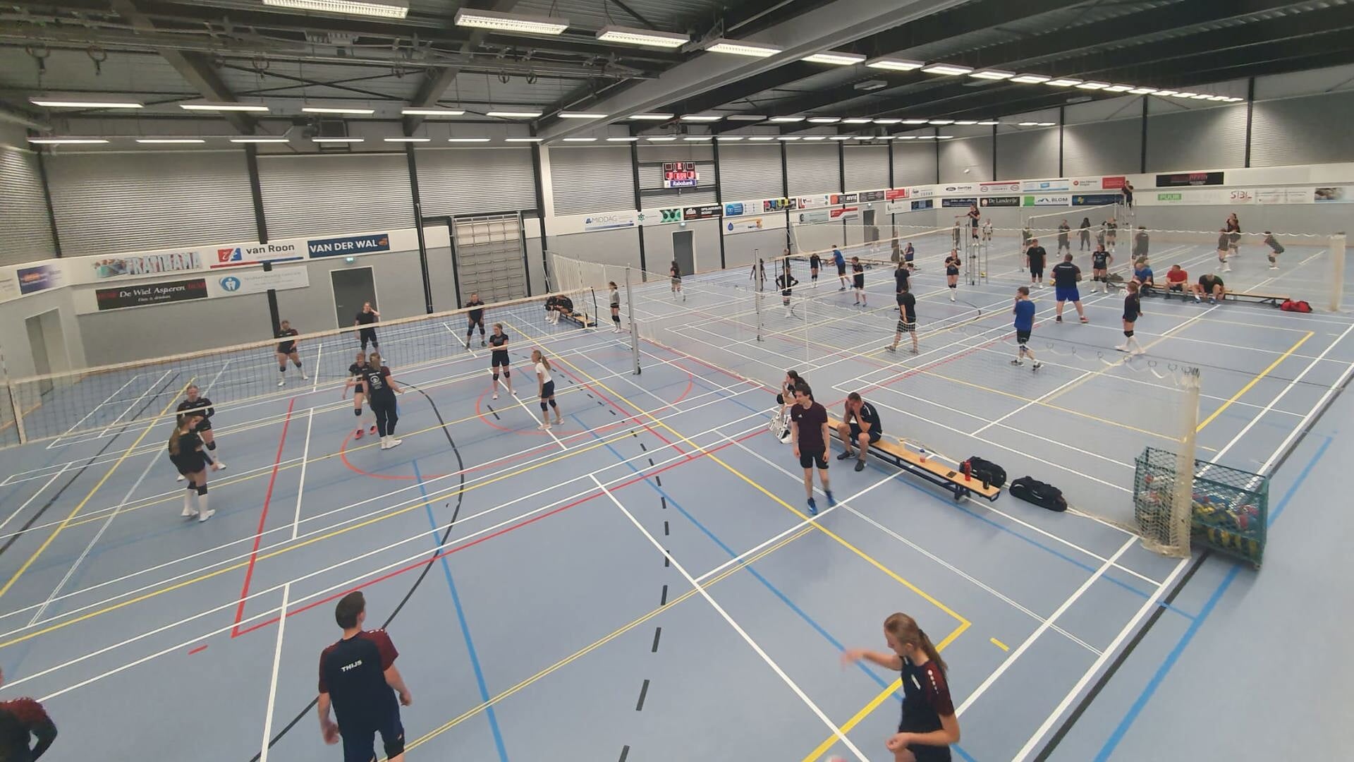 Jong en oud samen tijdens afsluitend toernooi bij volleybalvereniging WHV
