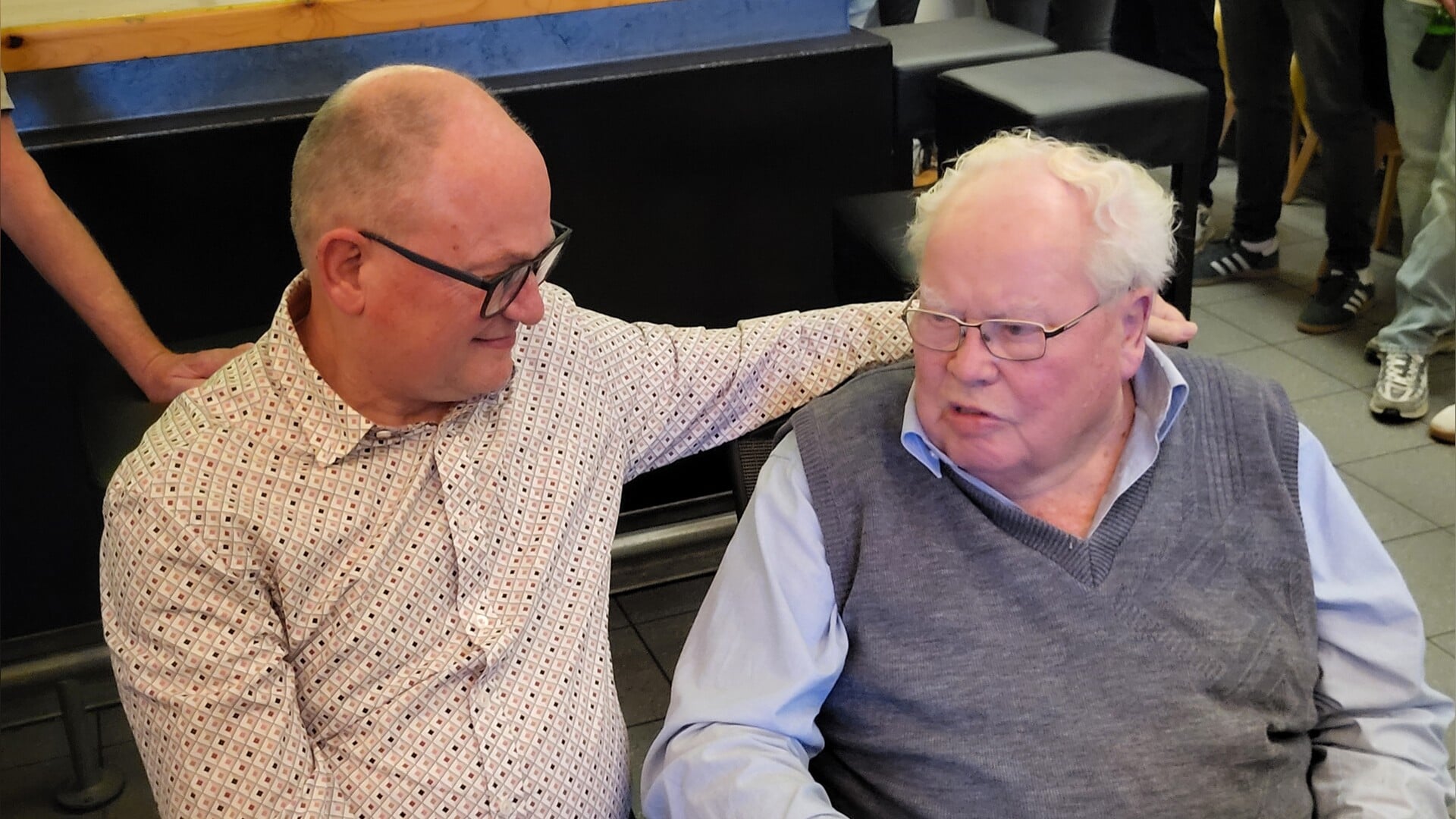 Zieuwentse voetbalclub huldigt lid voor platina lidmaatschap