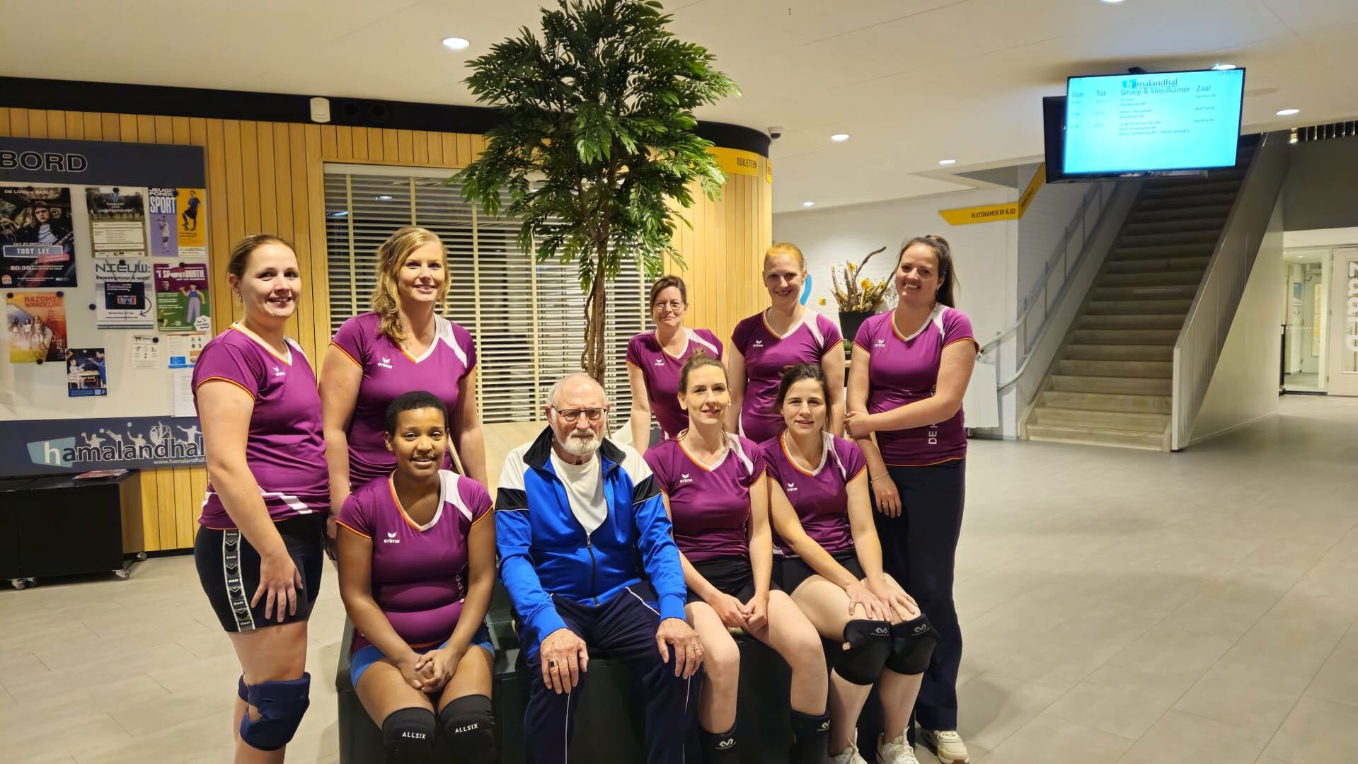 Lichtenvoordse Jan Busch traint al 40 jaar de volleybalsters van De Klappers