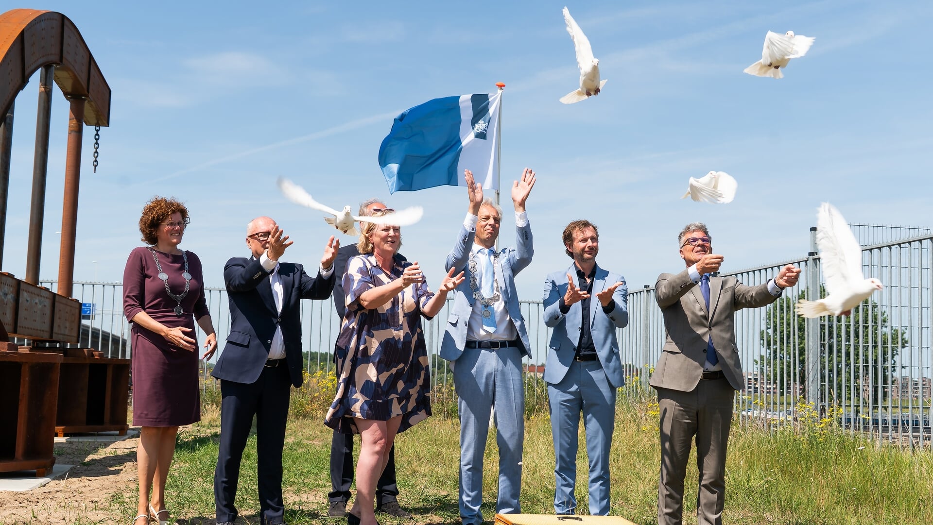 Monument voor iconische Lekbrug onthuld in Vianen