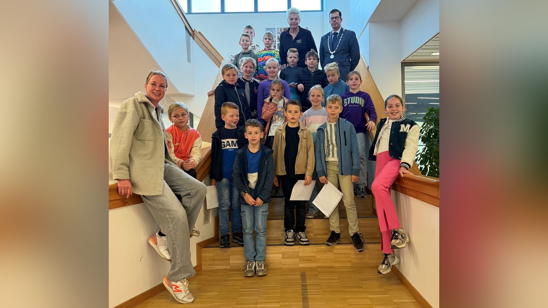 Burgemeester en leerlingen Daltonschool Willibrordus ontbijten samen