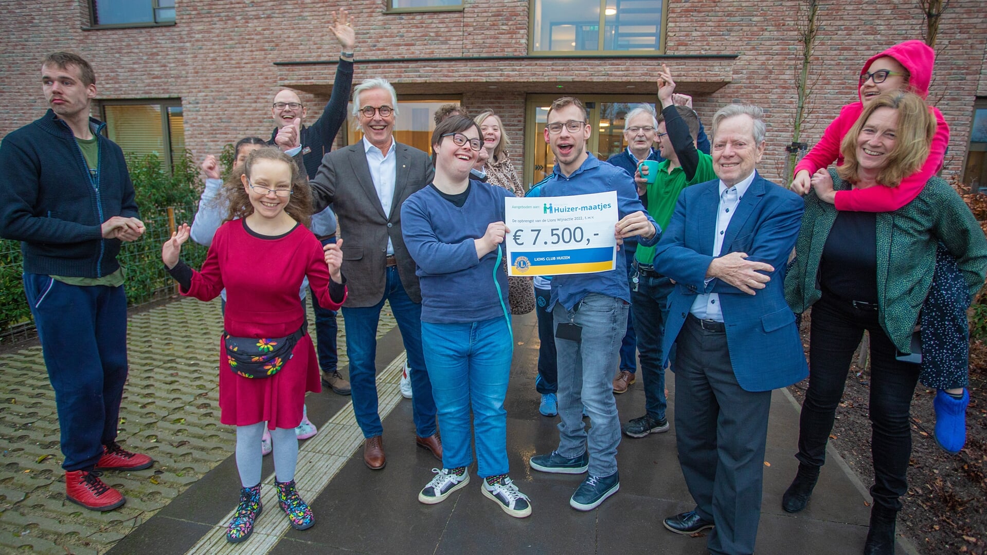 Klein feestje bij Huizer-maatjes: Lionsclub schenkt geld voor jeu de ...