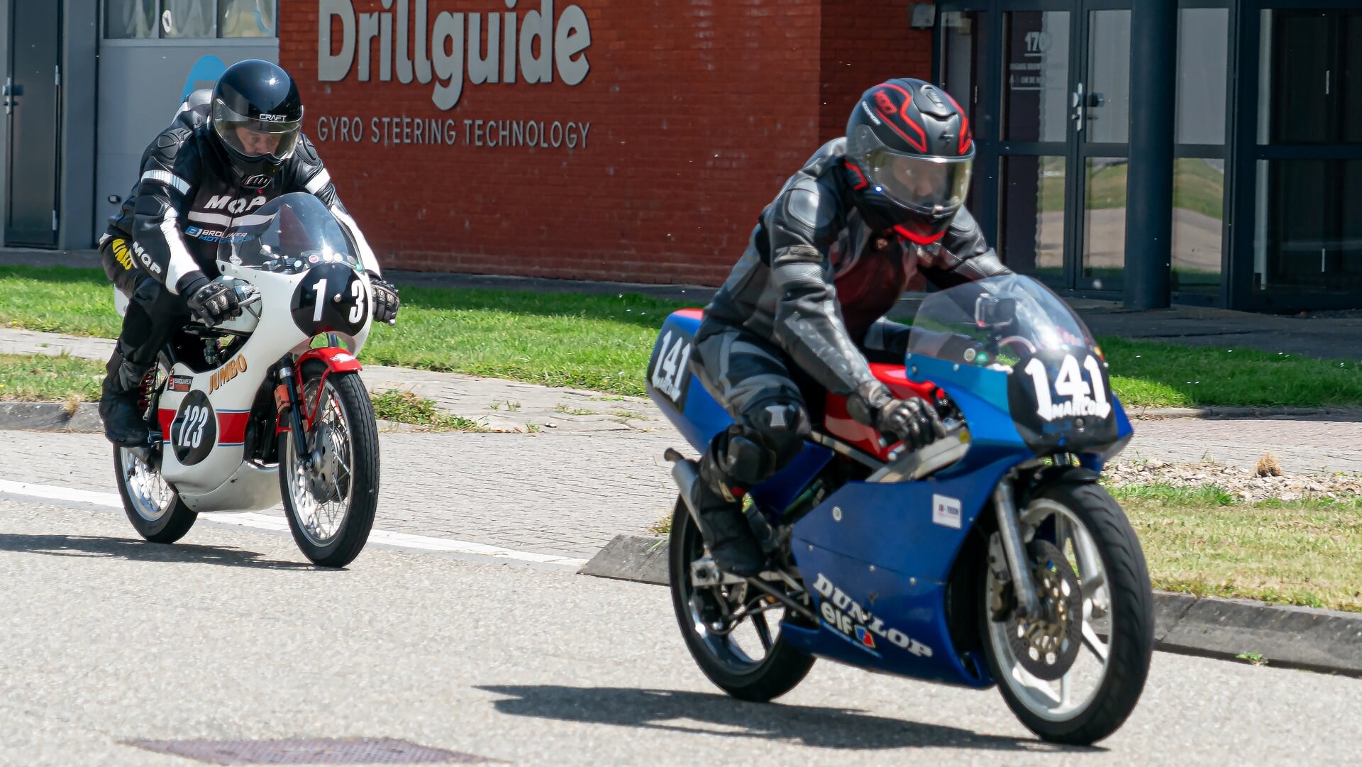 Motorliefhebbers konden hun geluk op tijdens tweede editie van Classic Demo Race in Meerkerk