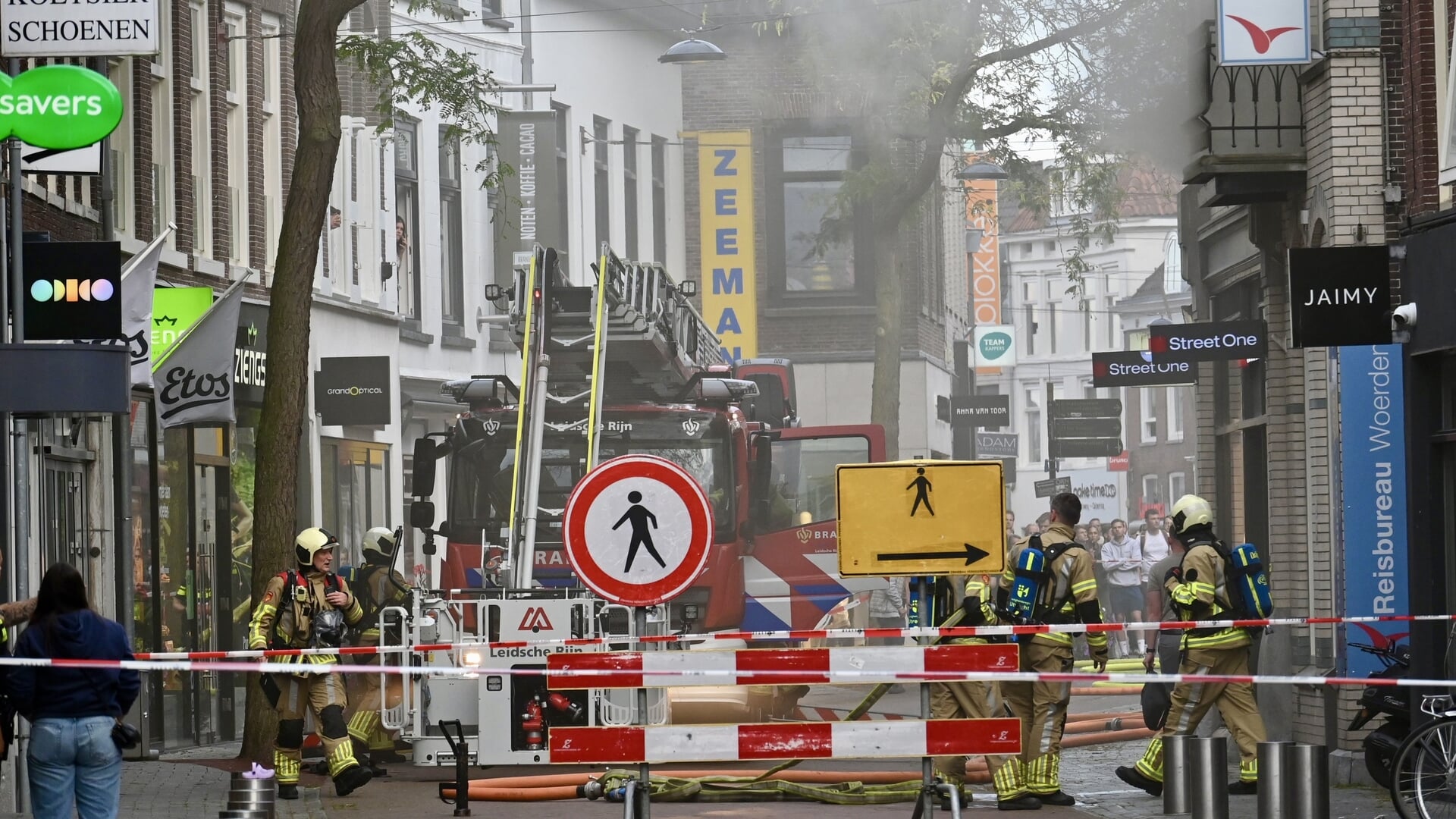Zeer grote brand in binnenstad Woerden: acht woningen ontruimd