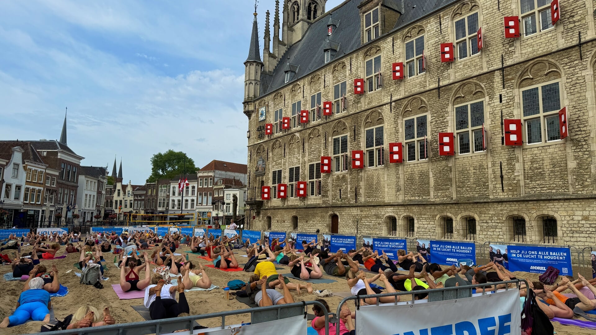 Yoga on the beach verbindt Gouda, dit jaar honderd deelnemers: ‘Iedereen kan meedoen’