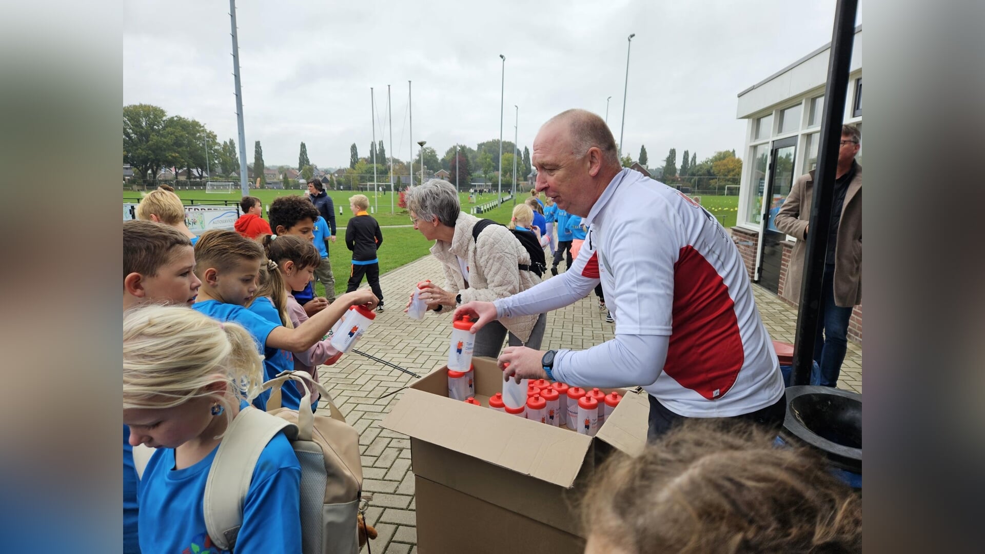 Uitreiking bidons van de Tom Dimmendaal Foundation aan ruim 400 Needse leerlingen
