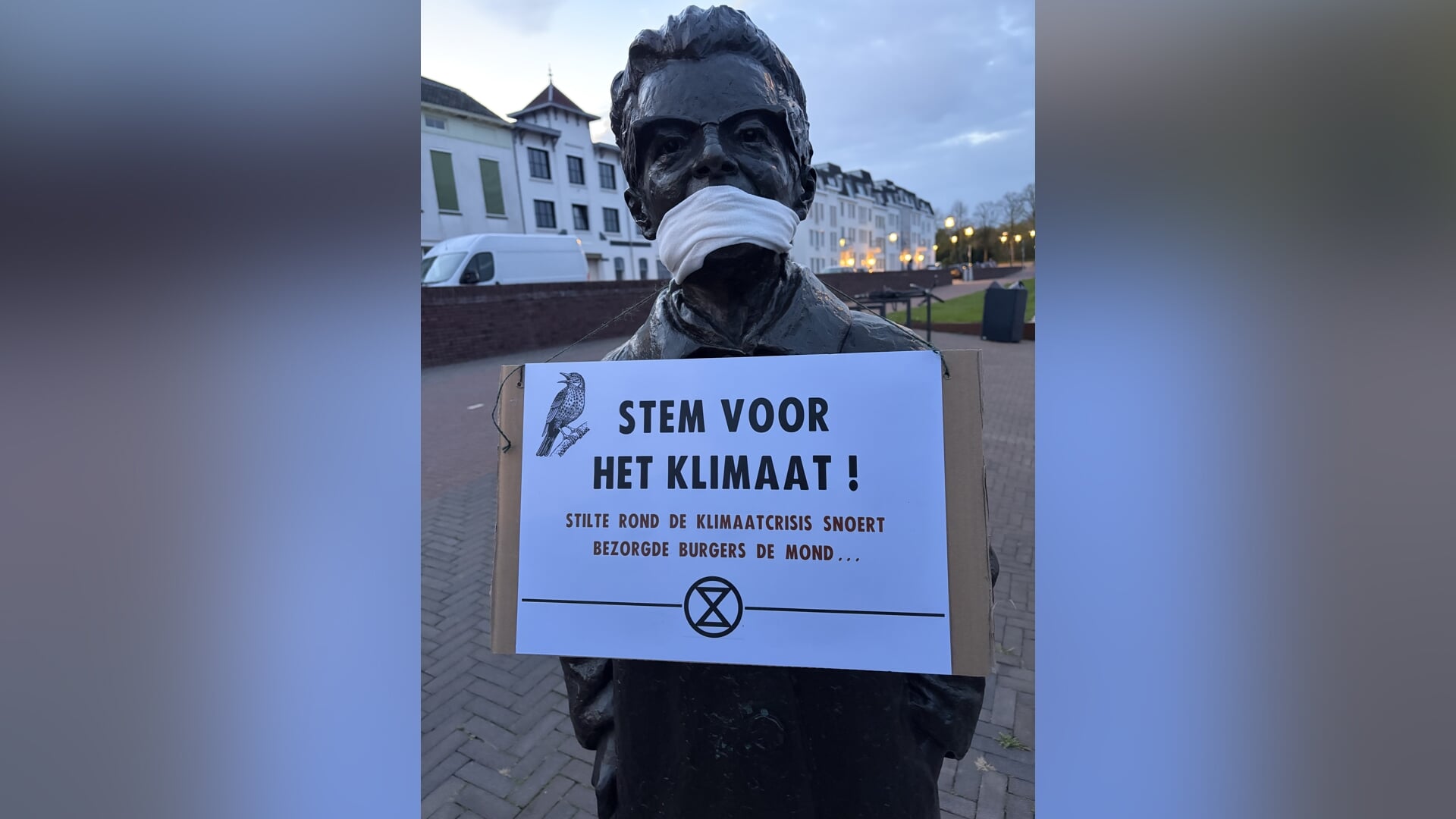Standbeelden in Zutphen bedekt voor klimaatbewustzijn