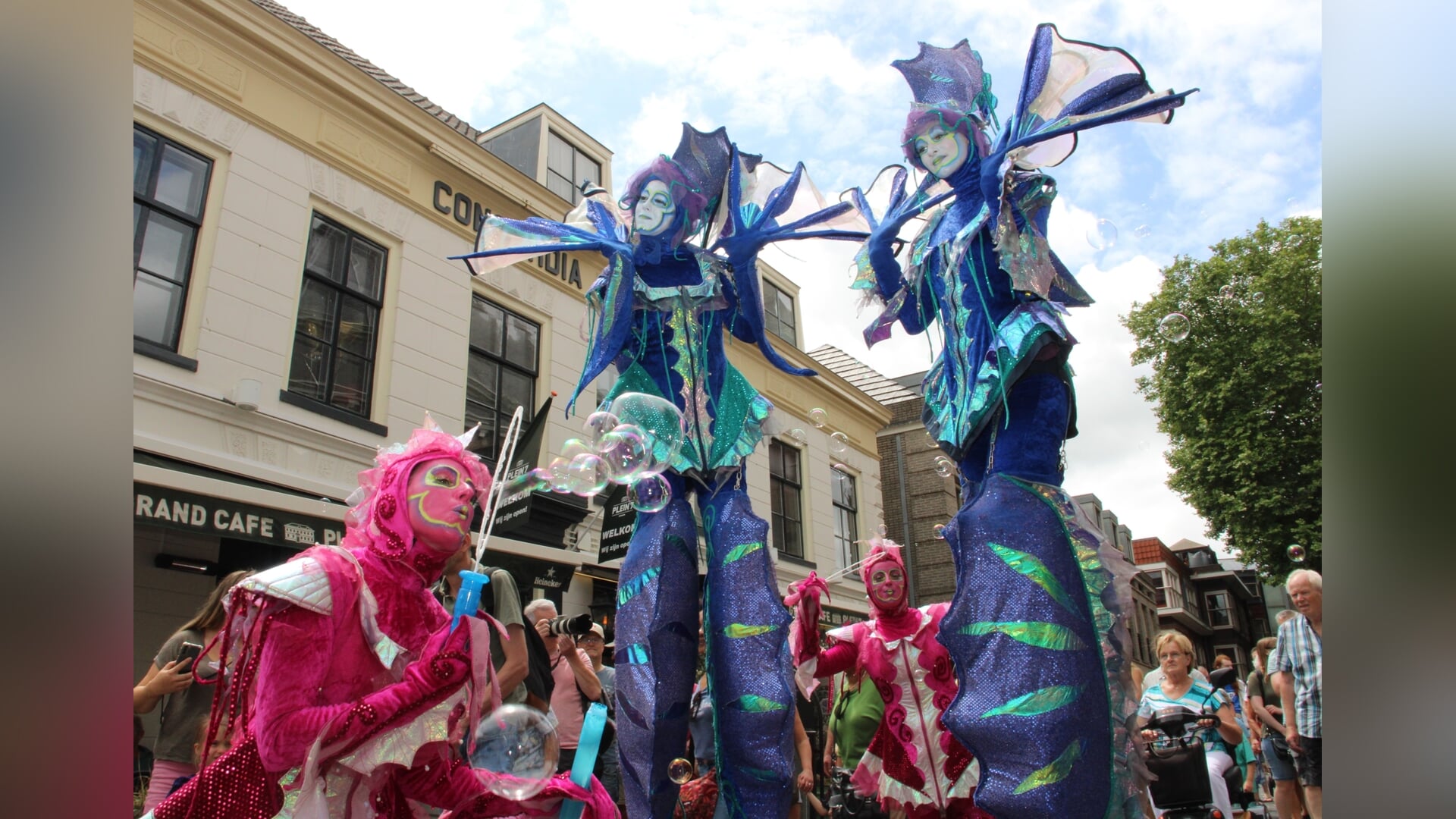 Magisch sfeertje tijdens 38e editie Straattheaterfestival in Woerdense binnenstad