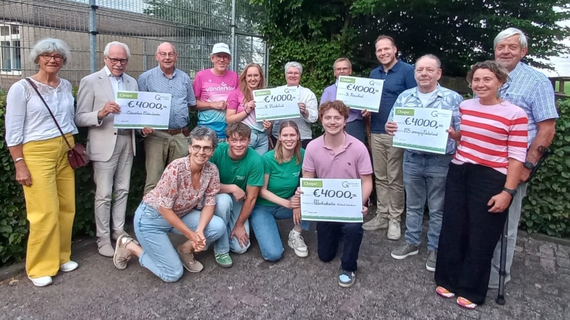 Kringloopcentrum Graafstroom reikt cheques uit aan goede doelen