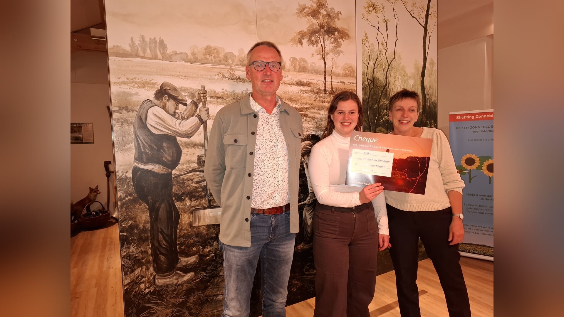 Stichting Marke Vragender Veen ontvangt cheque van Rabobank Ledenraad