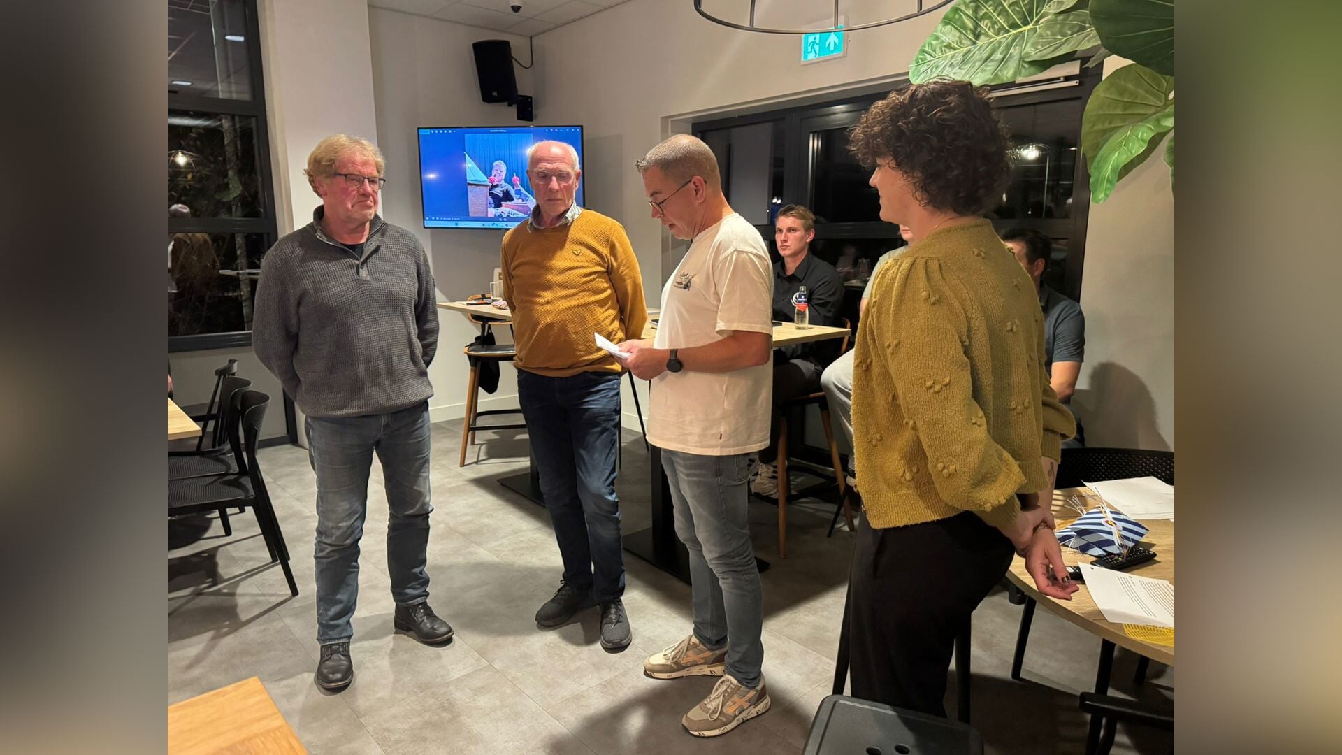 Vragender voetbalclub huldigt twee diamanten leden
