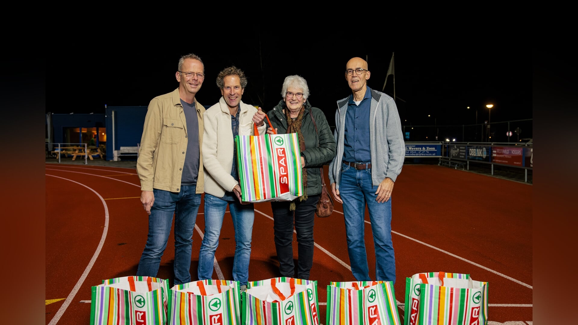 AVA`70 schenkt volle bigshoppers aan Voedselbank