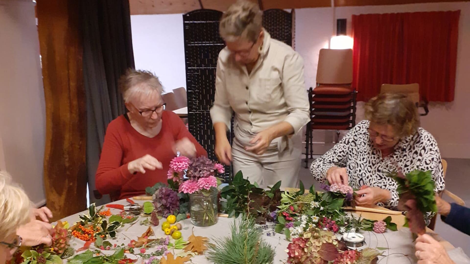 Vrouwen van Steenderen creëren bloemstukken