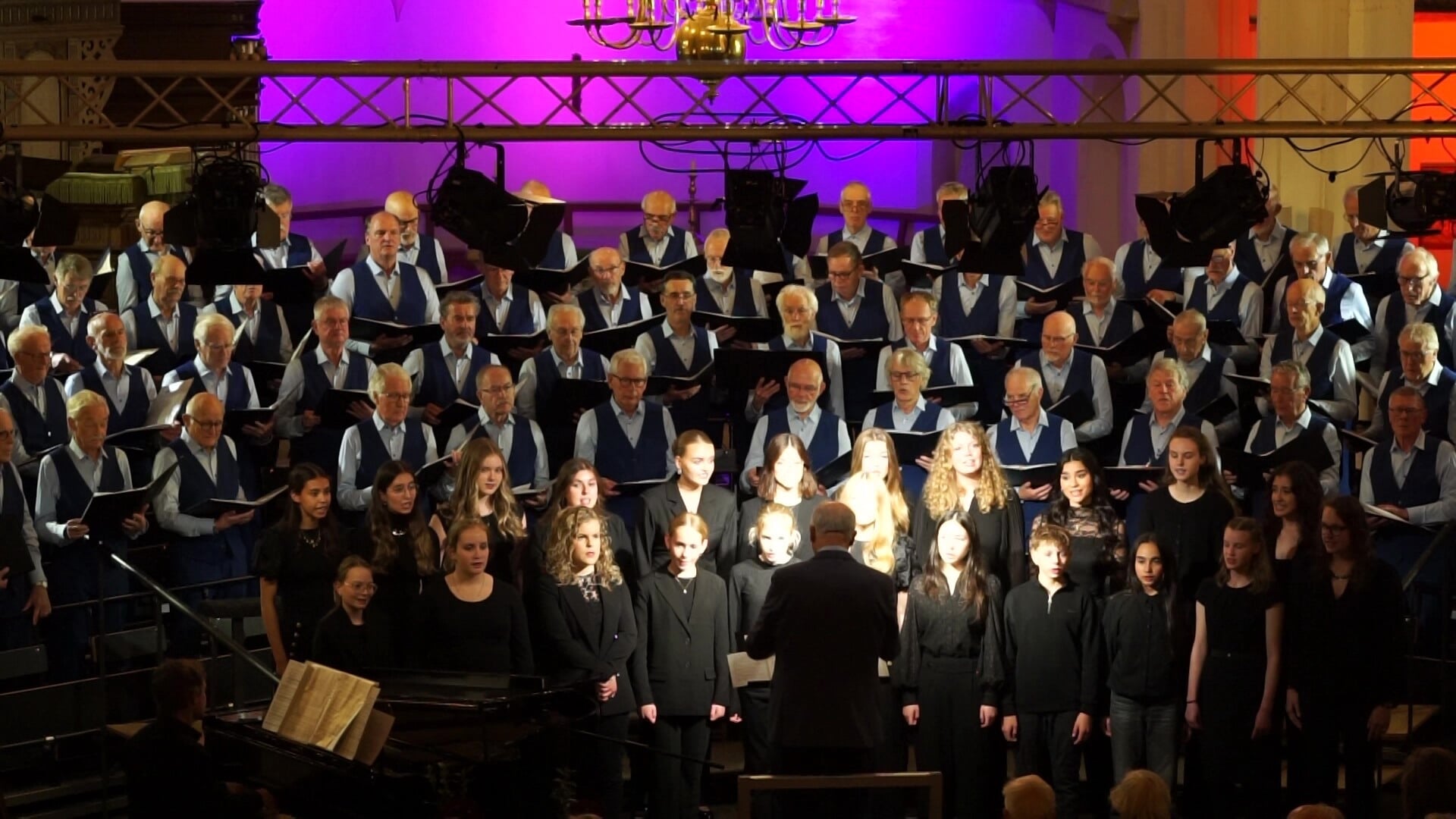 Lochems Mannenkoor verrast door groot publiek tijdens jubileum