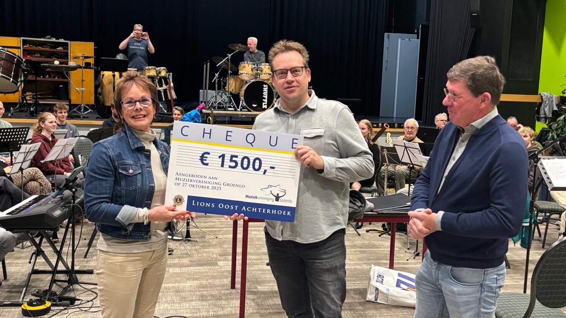 Muziekvereniging Groenlo verguld met cheque Lions Club