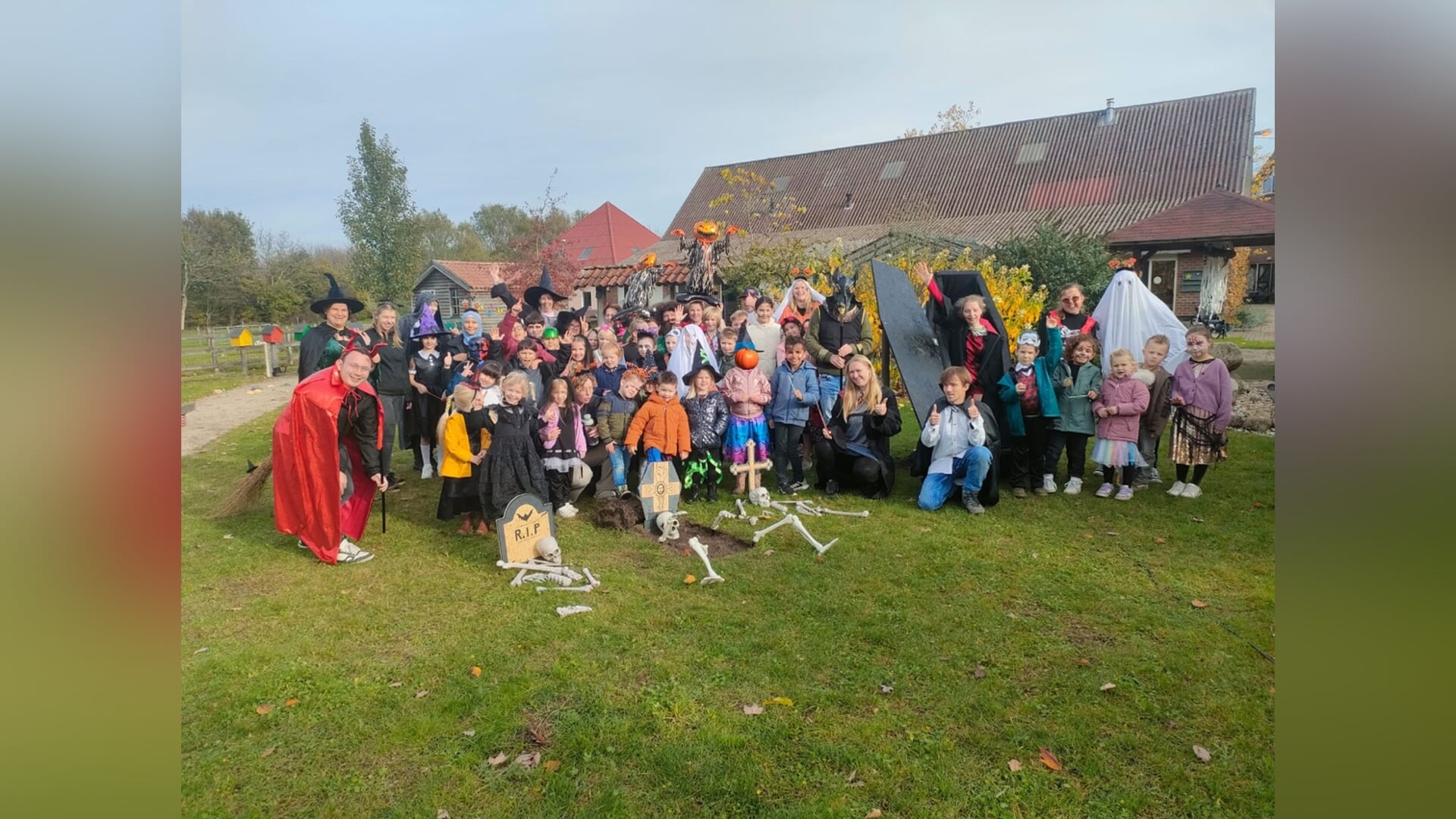 Leerlingen Obs De Voshaar vieren halloweenfeest bij Zorgboerderij De Berkelhof