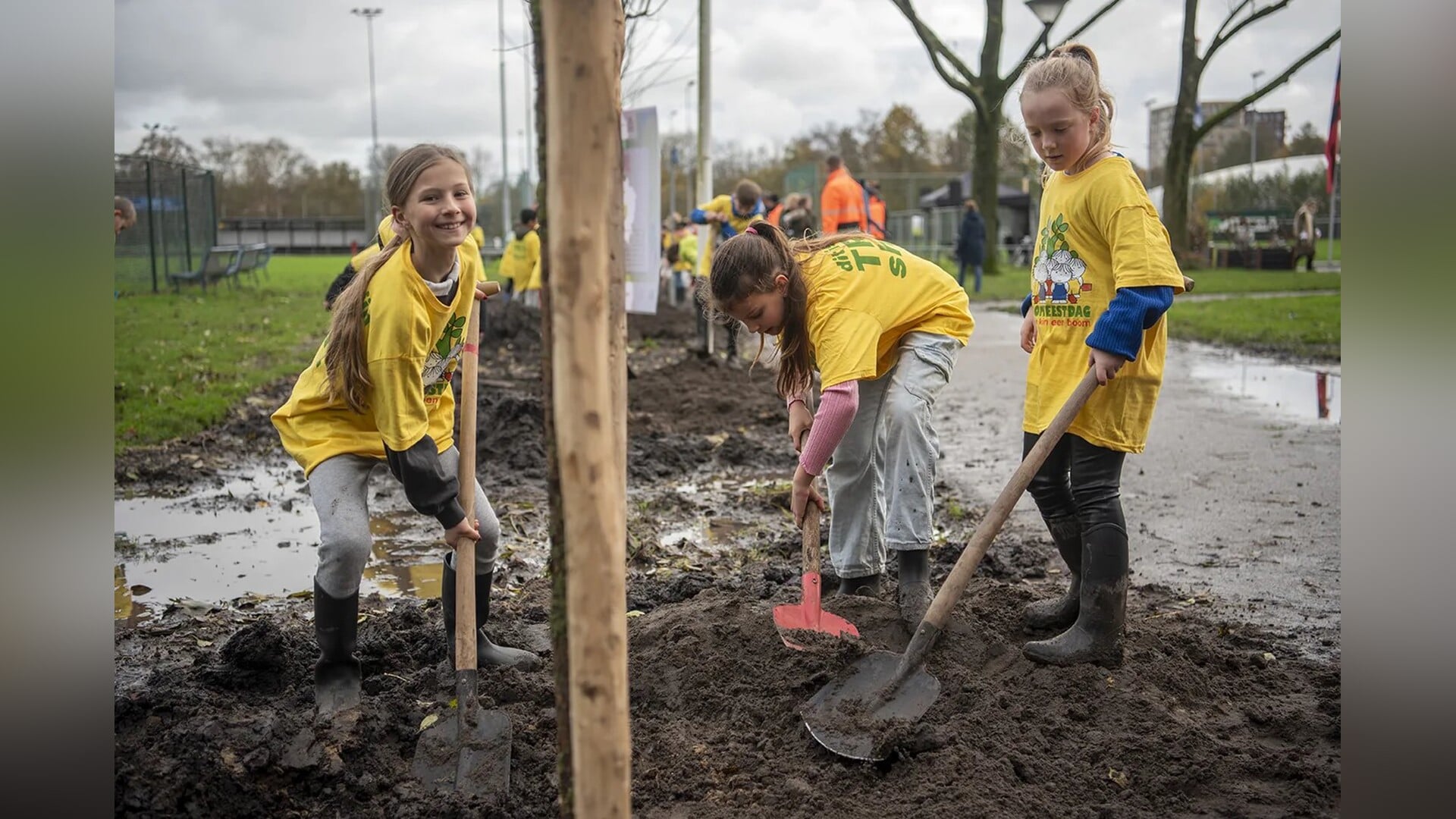 Kinderen van De Plotter planten bomen in ‘hun’ straat