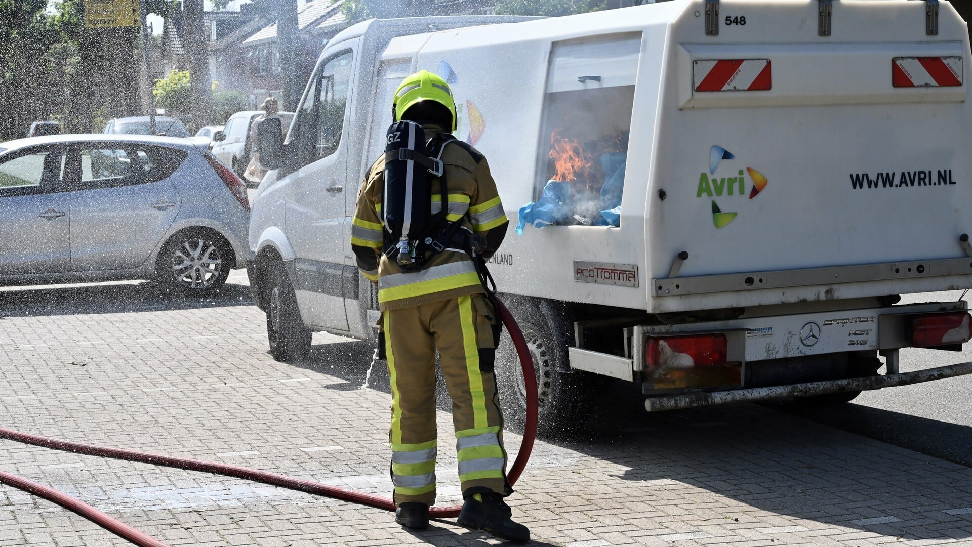 Kleine vuilniswagen in brand aan de Voorste Gewind in Heukelum
