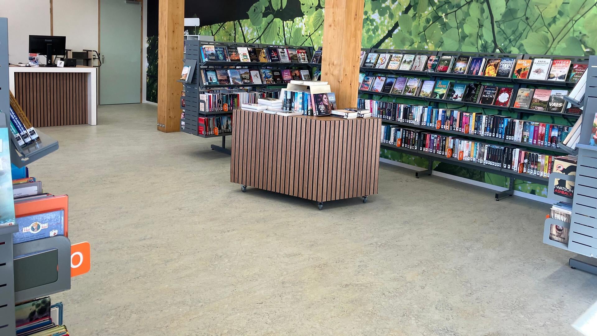 Bibliotheekpunt in Heukelum geopend: boeken halen en brengen bij de Spar