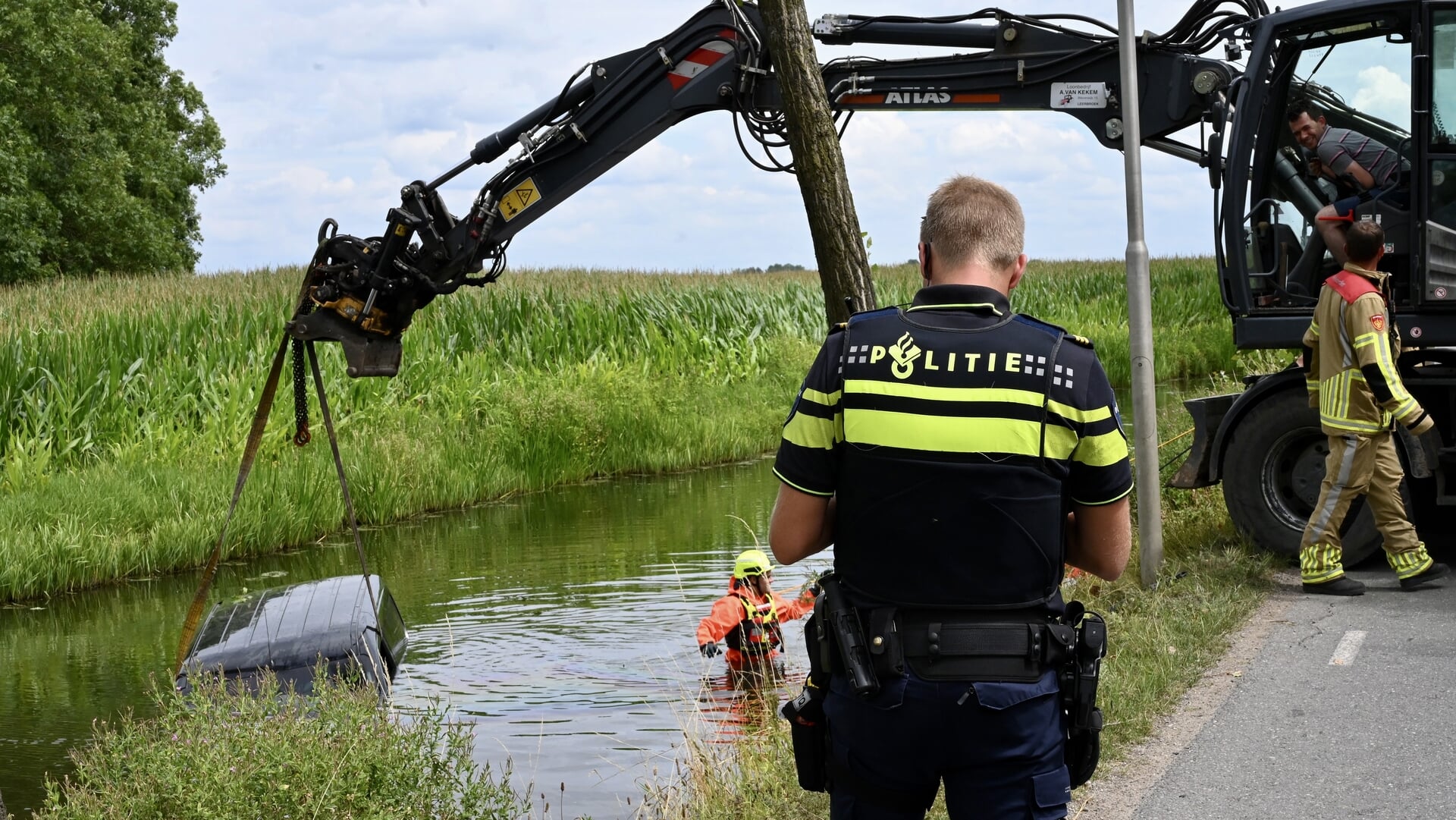 Bestelbus in de sloot op de Leerbroekseweg in Leerbroek