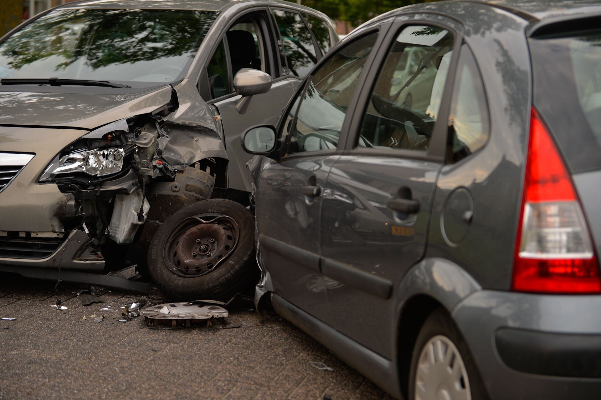 Auto’s Botsen Frontaal Op Elkaar Op De Peellandsingel In Deurne - Al ...