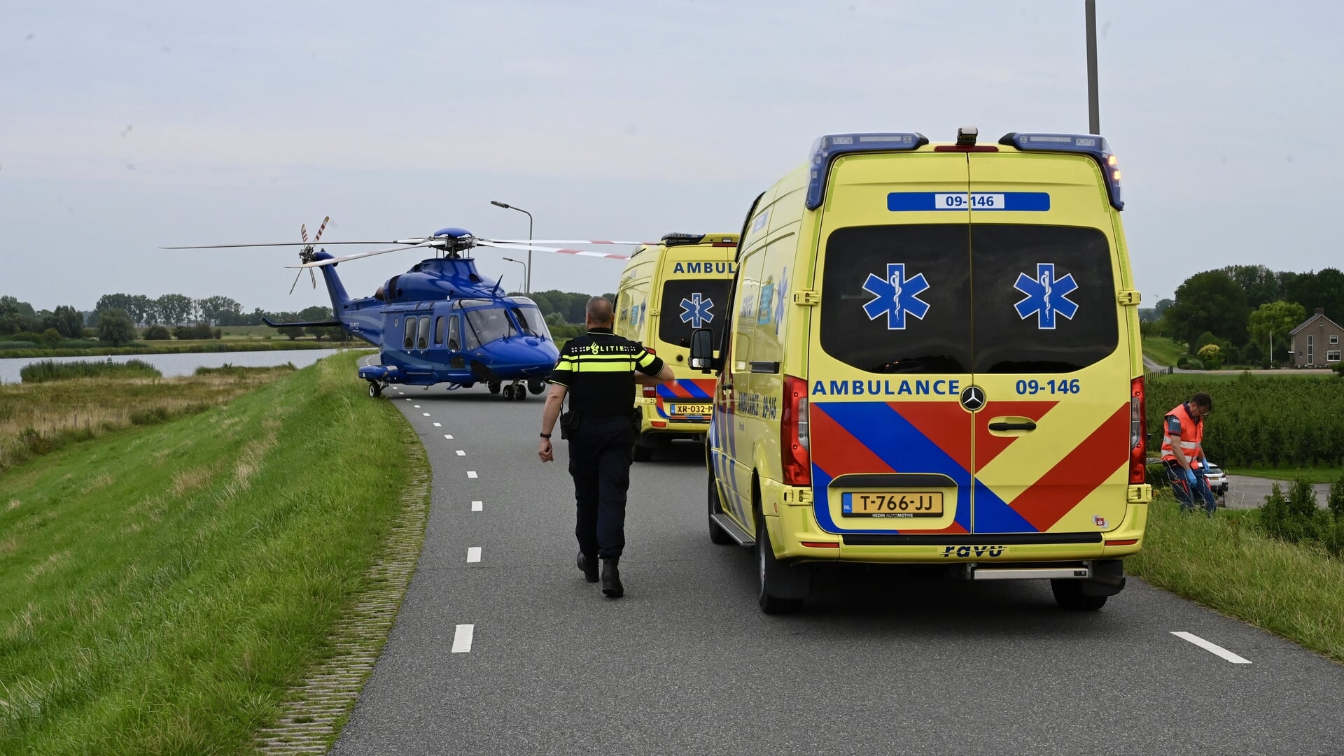 Scooterrijder rijdt van de Lekdijk bij Hagestein: politiehelikopter geland