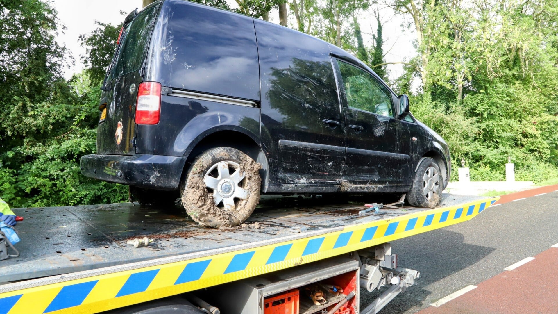 Auto uit sloot gevist in Asperen