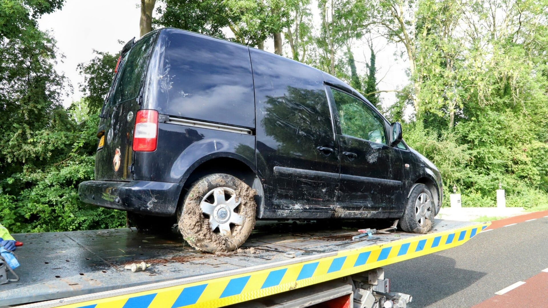 Auto uit sloot gevist in Asperen