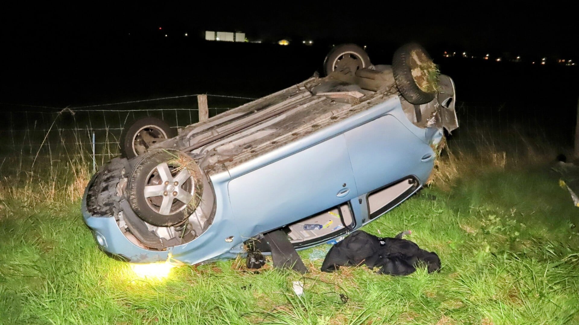 Auto rijdt van dijk bij Buurmalsen: twee gewonden