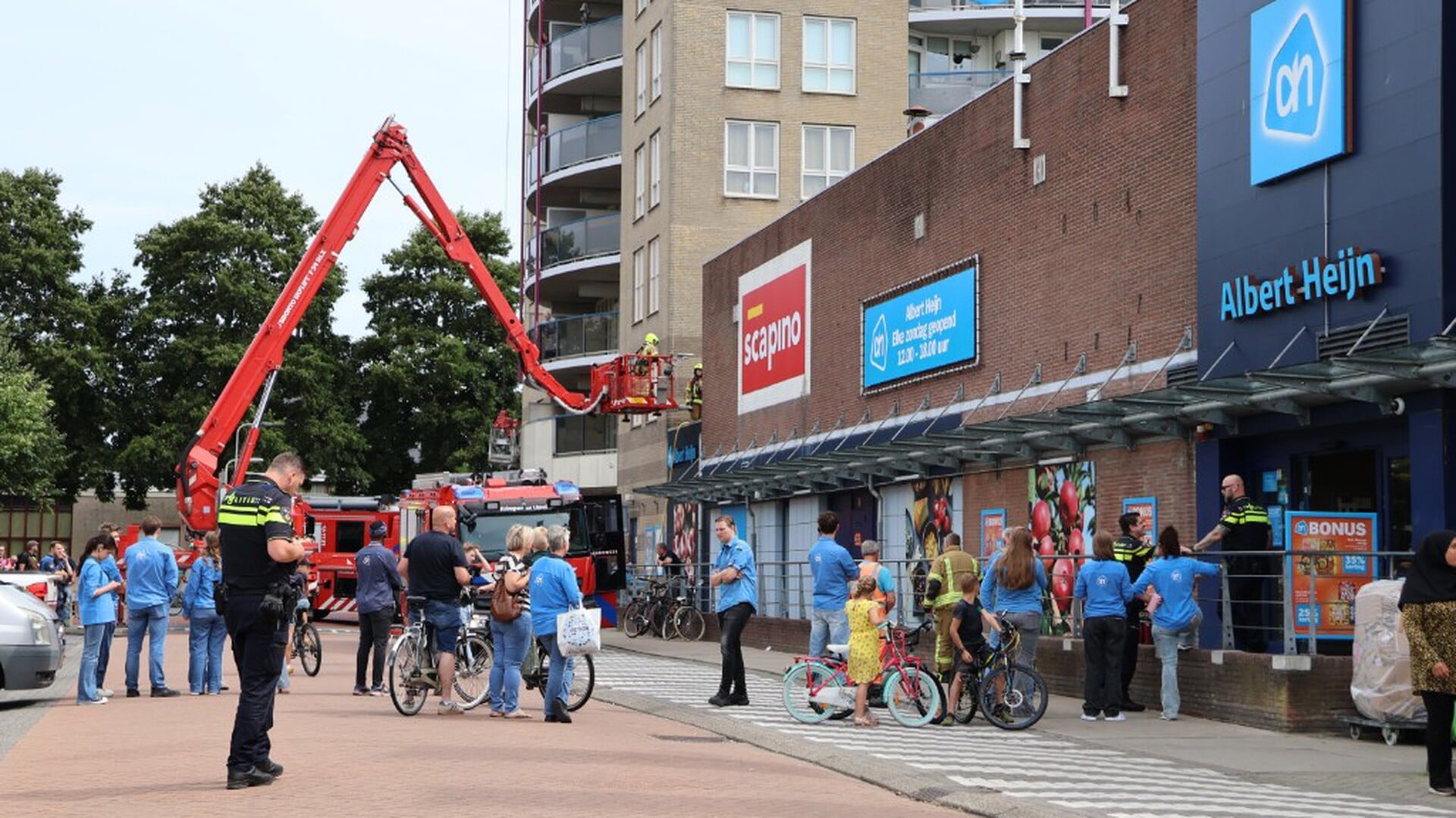 Brand op dak Albert Heijn Krimpen aan den IJssel: winkel ontruimd