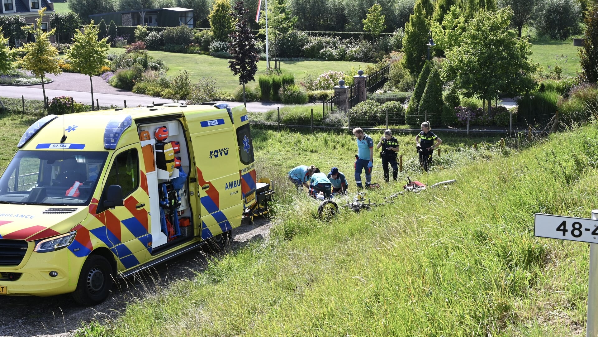 Twee motorijders gewond na botsing op de Reijersteinseweg in Hagestein