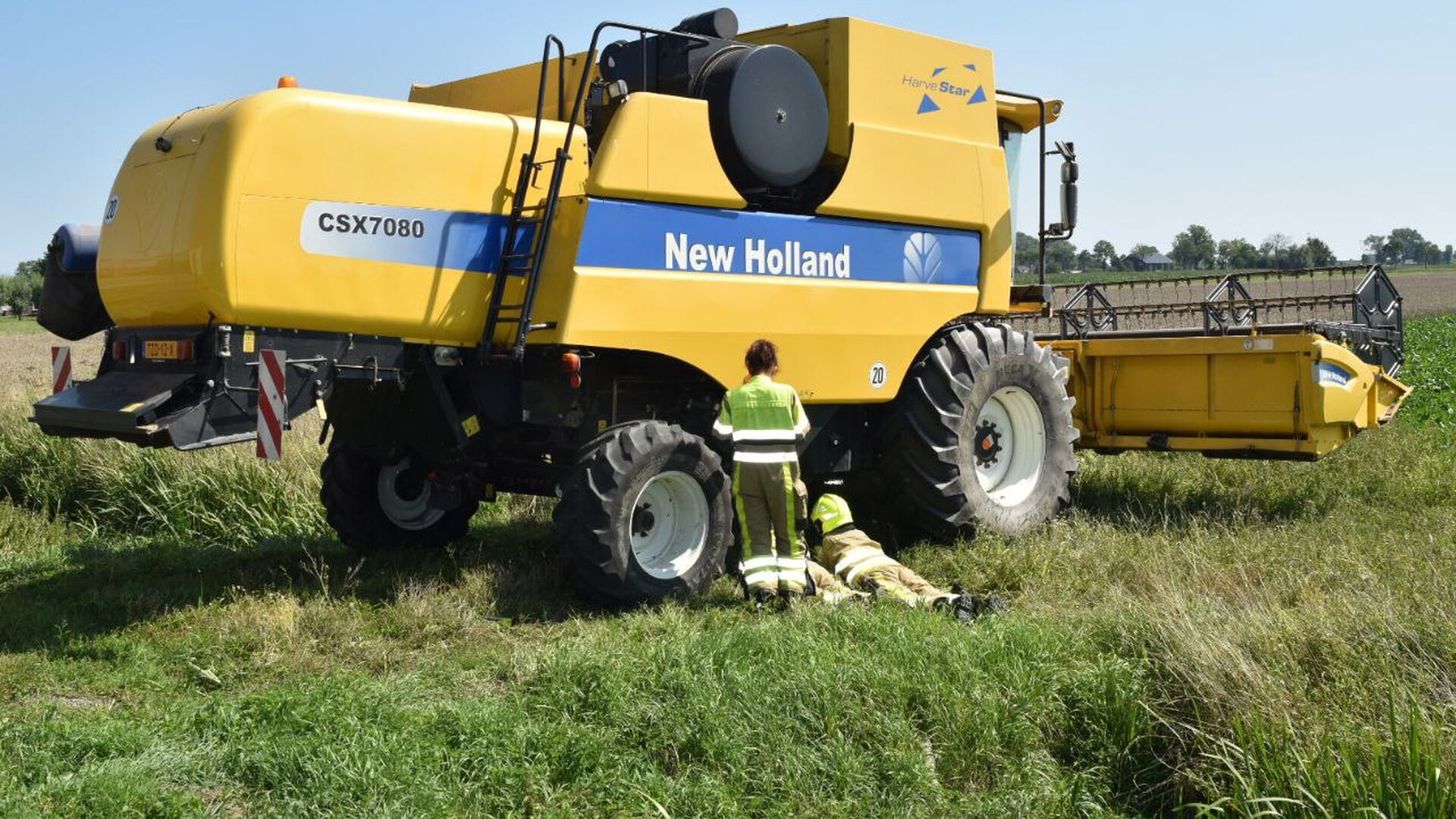 Vlammen onder landbouwvoertuig Hellouw