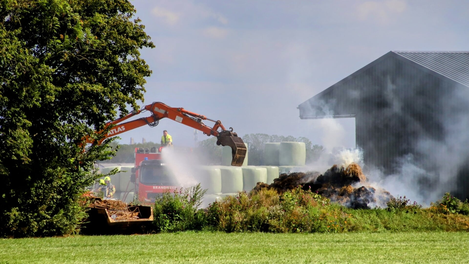Hooibrand in Rumpt op een boerenerf
