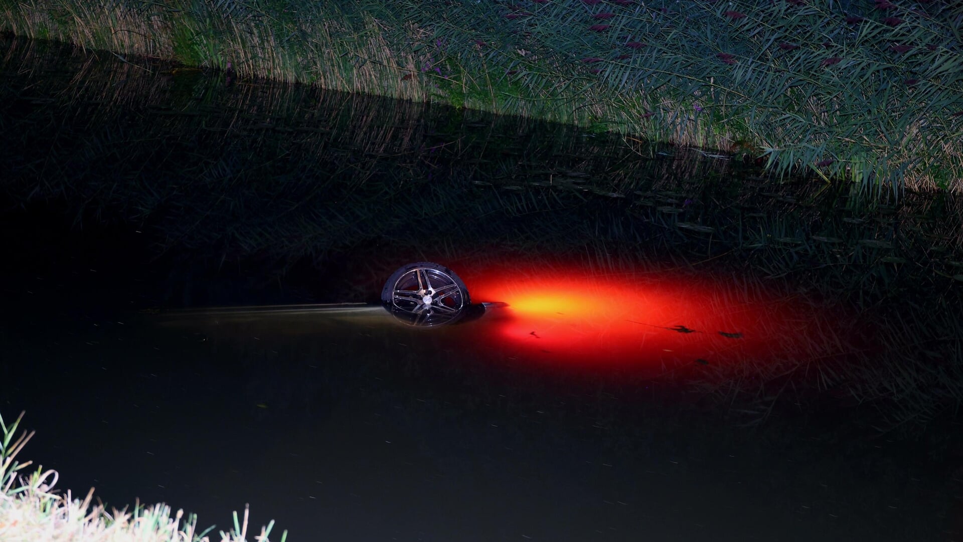 Nachtelijk ongeluk op Acquoyseweg: duikteam ingezet bij berging auto