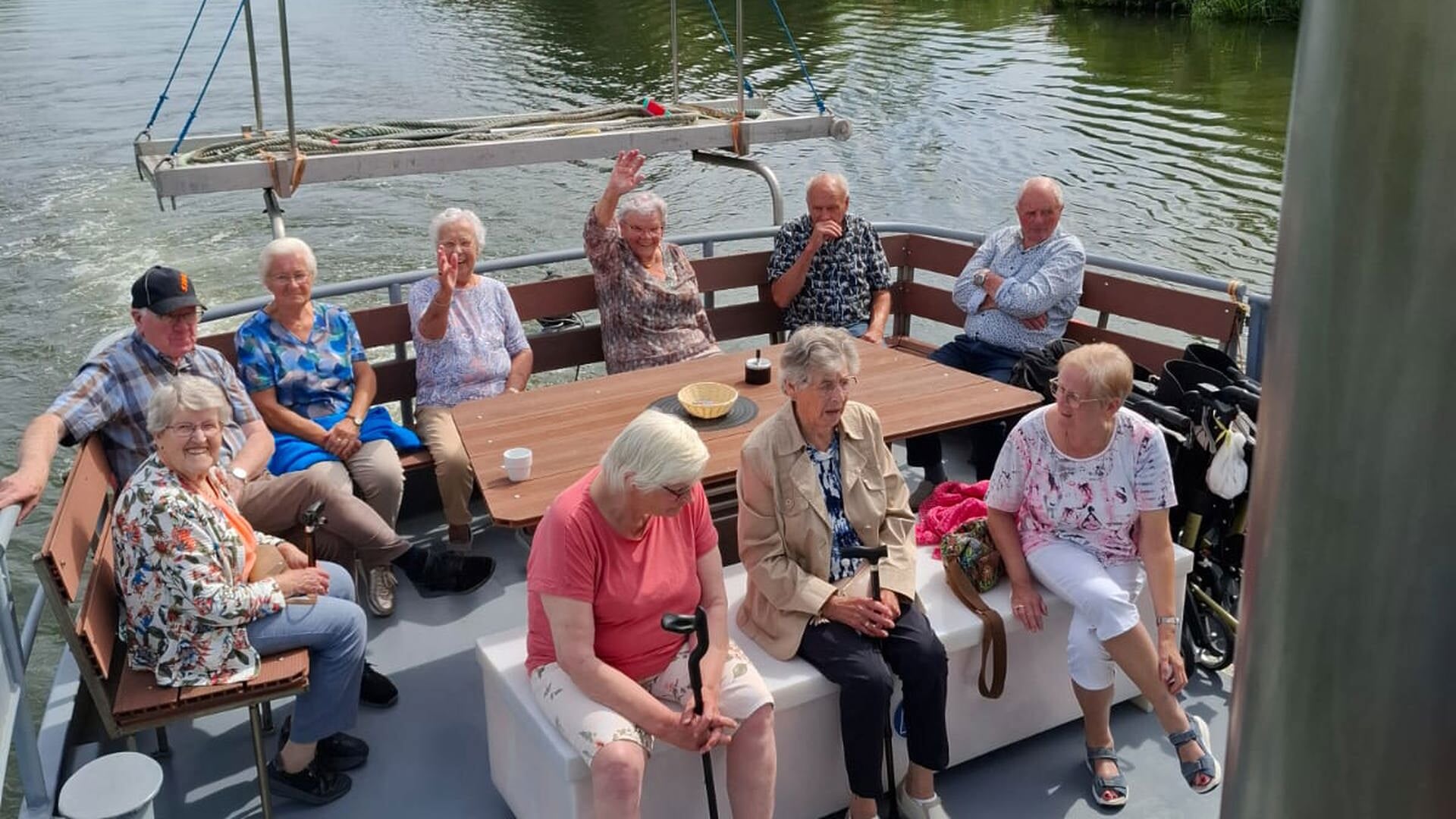 Zonnebloem-deelnemers genieten van boottocht op de Linge