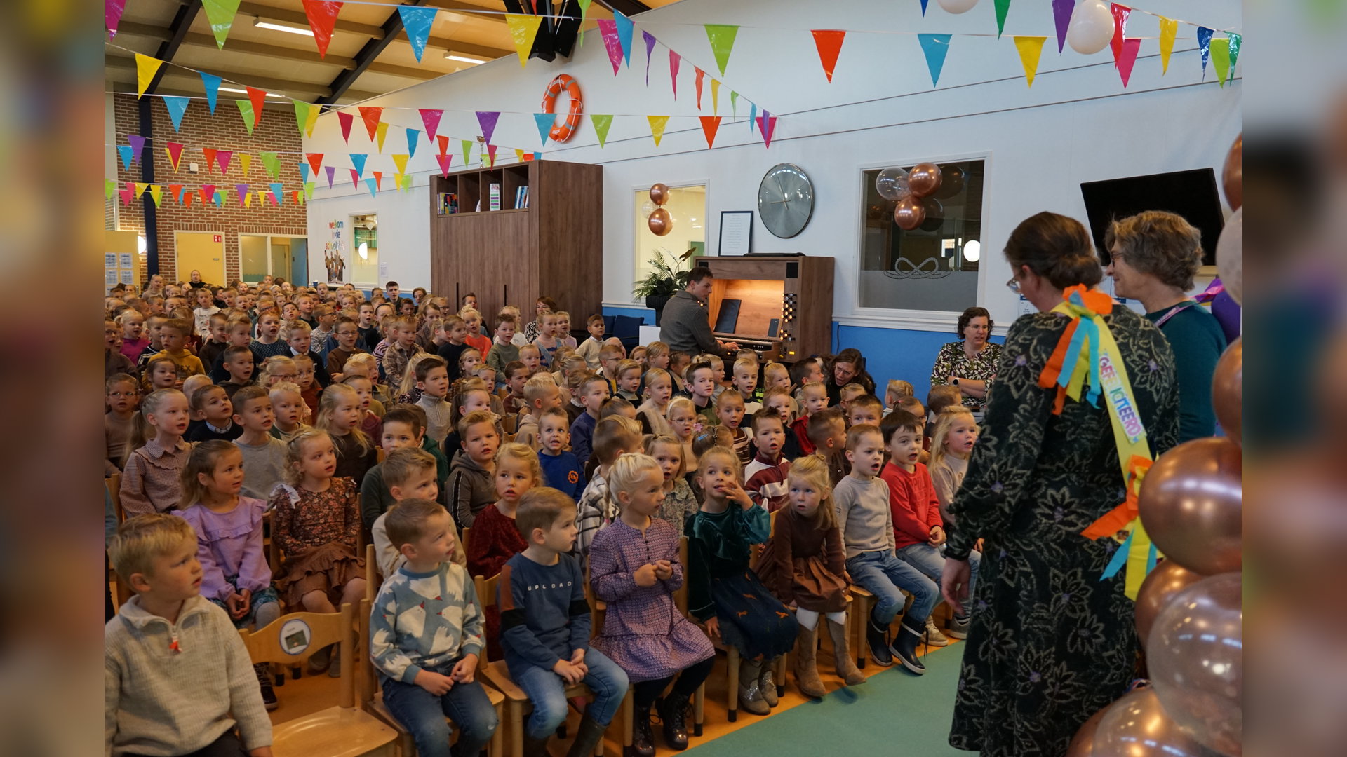 Feest op de Petrus Dathenusschool: juffrouwen vieren 40- en 25-jarig onderwijsjubileum met leerlinge