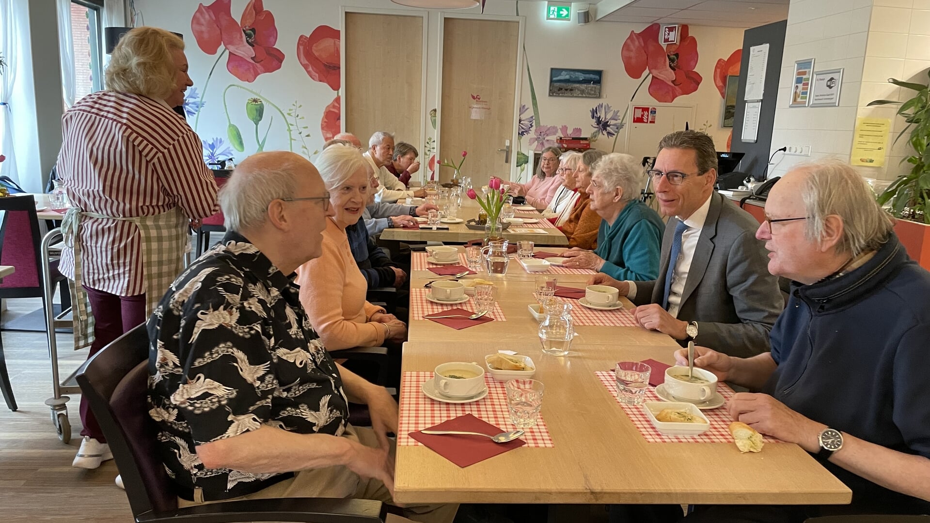 Burgemeester luncht met wijbewoners bij ontmoetingscentrum BijKlaasje