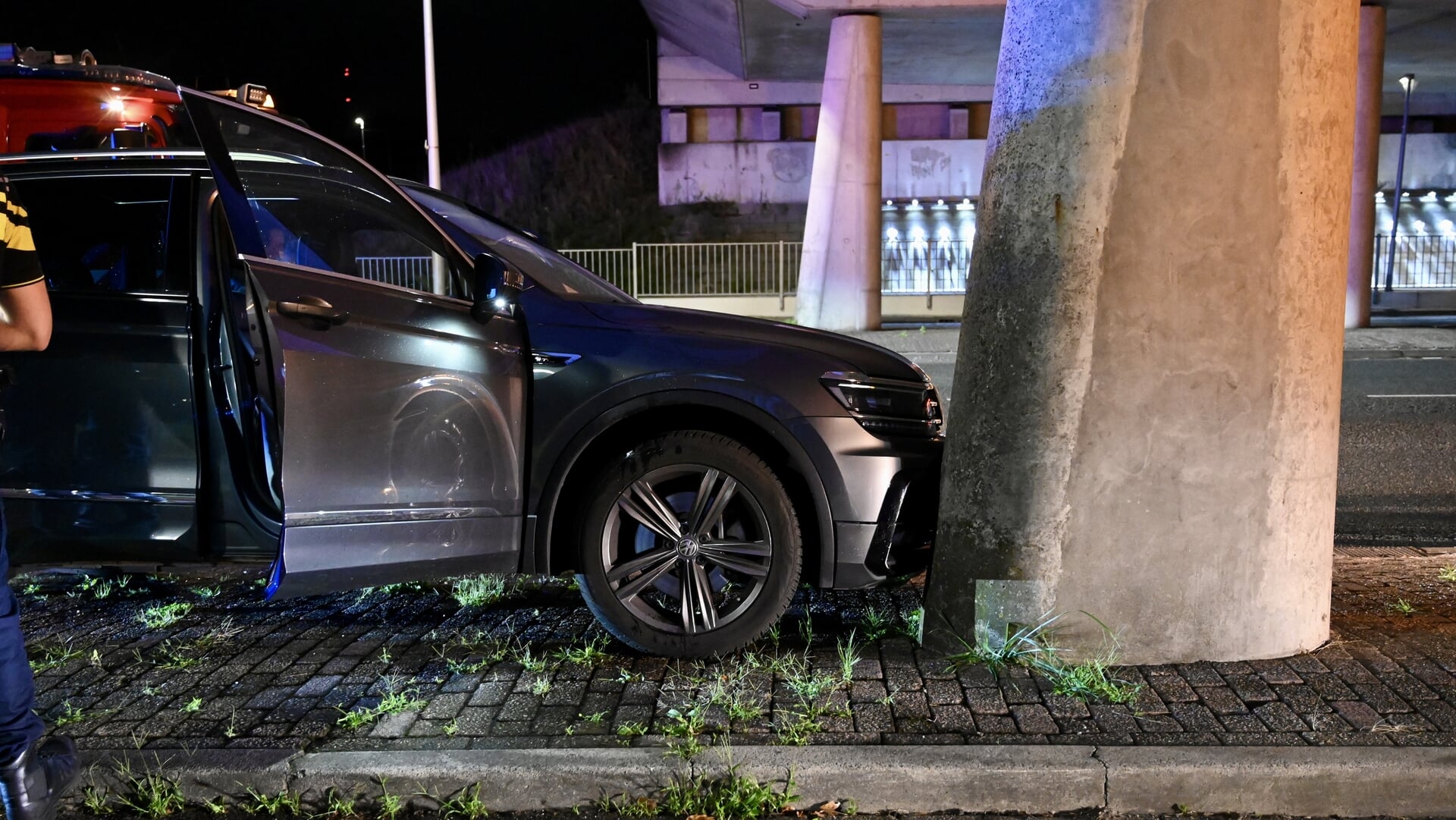 Auto botst tegen betonpoer onder Lekbrug in Vianen: traumahelikopter ingezet