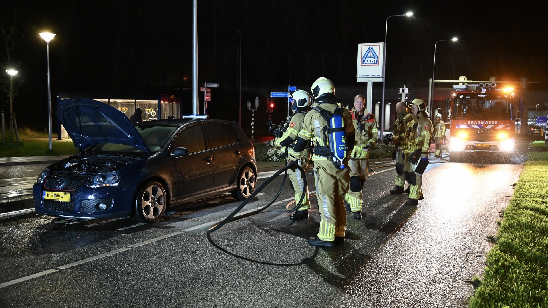 Autobrand op de Prins Bernhardstraat in Vianen