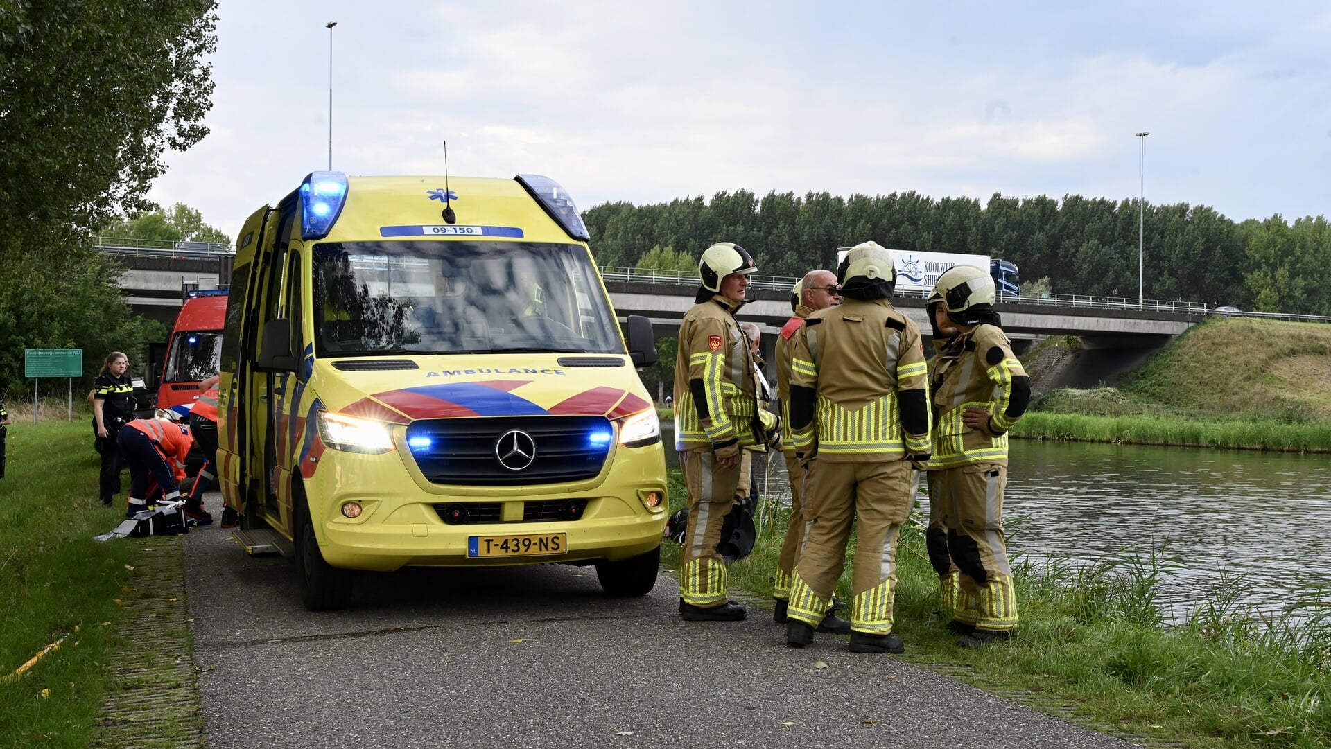 Voertuig te water langs de Merwedekade in Lexmond