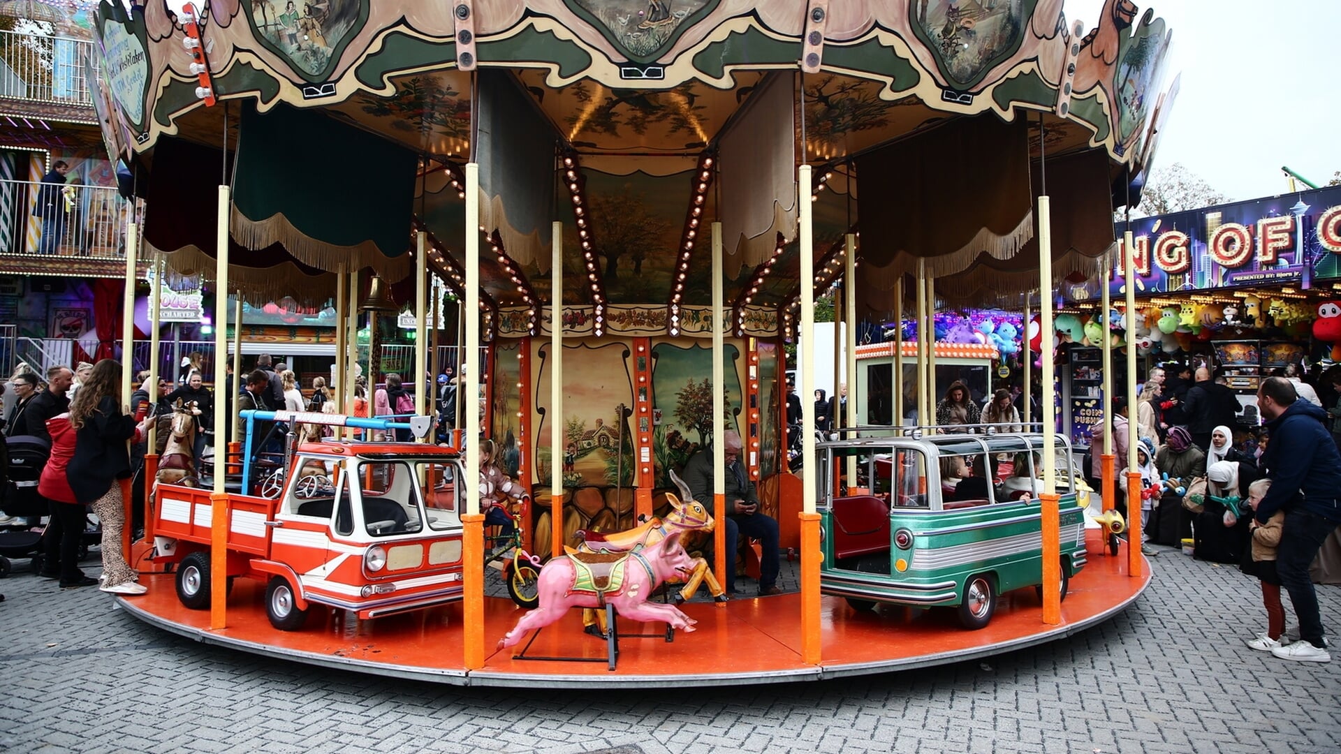 Attracties, oliebollen en muziek: Kermis tijdens de paardenmarkt in Vianen